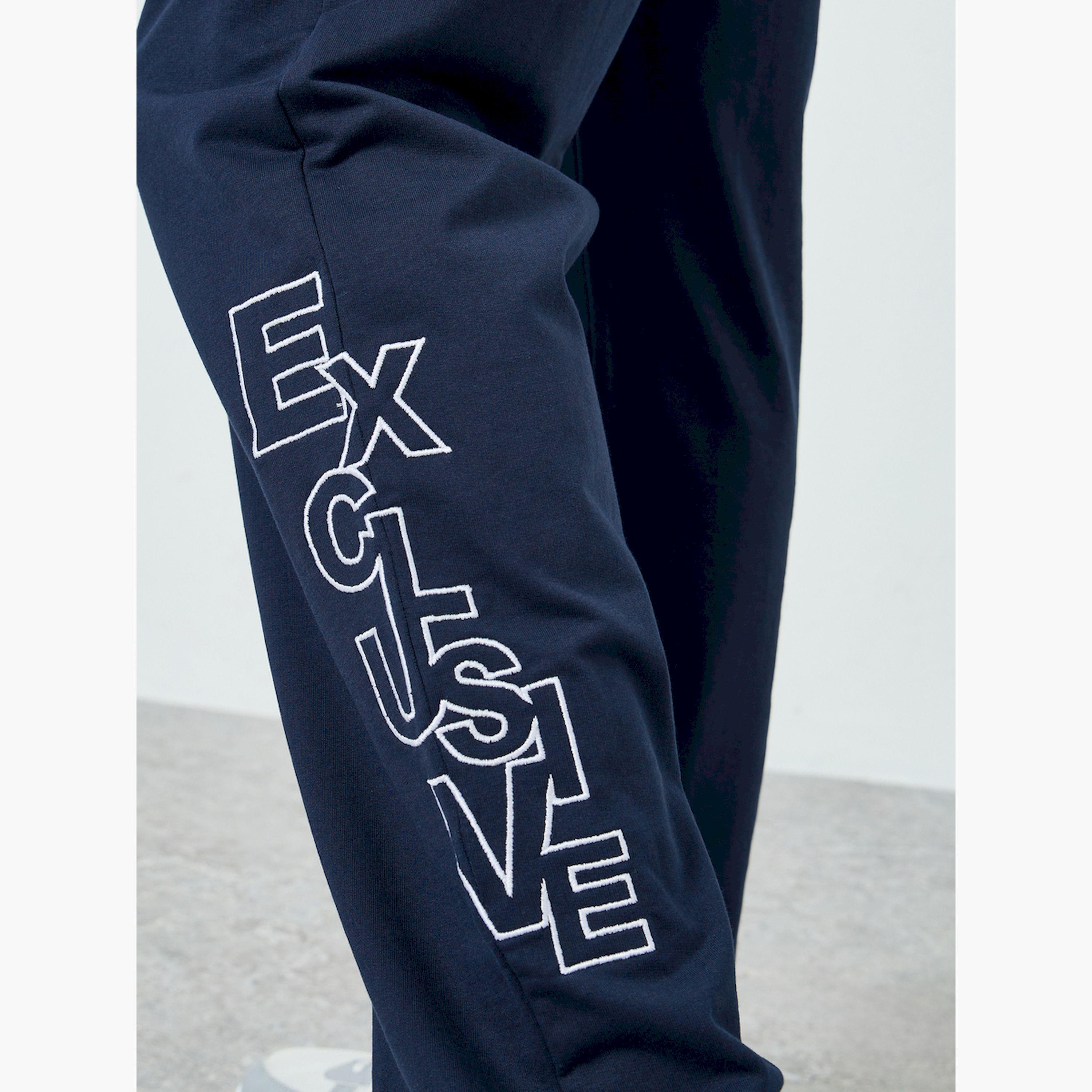 جوغر تيري بأرجل مستقيمة وتطريز متناغم-men-clothing-bottoms-joggers-image-4