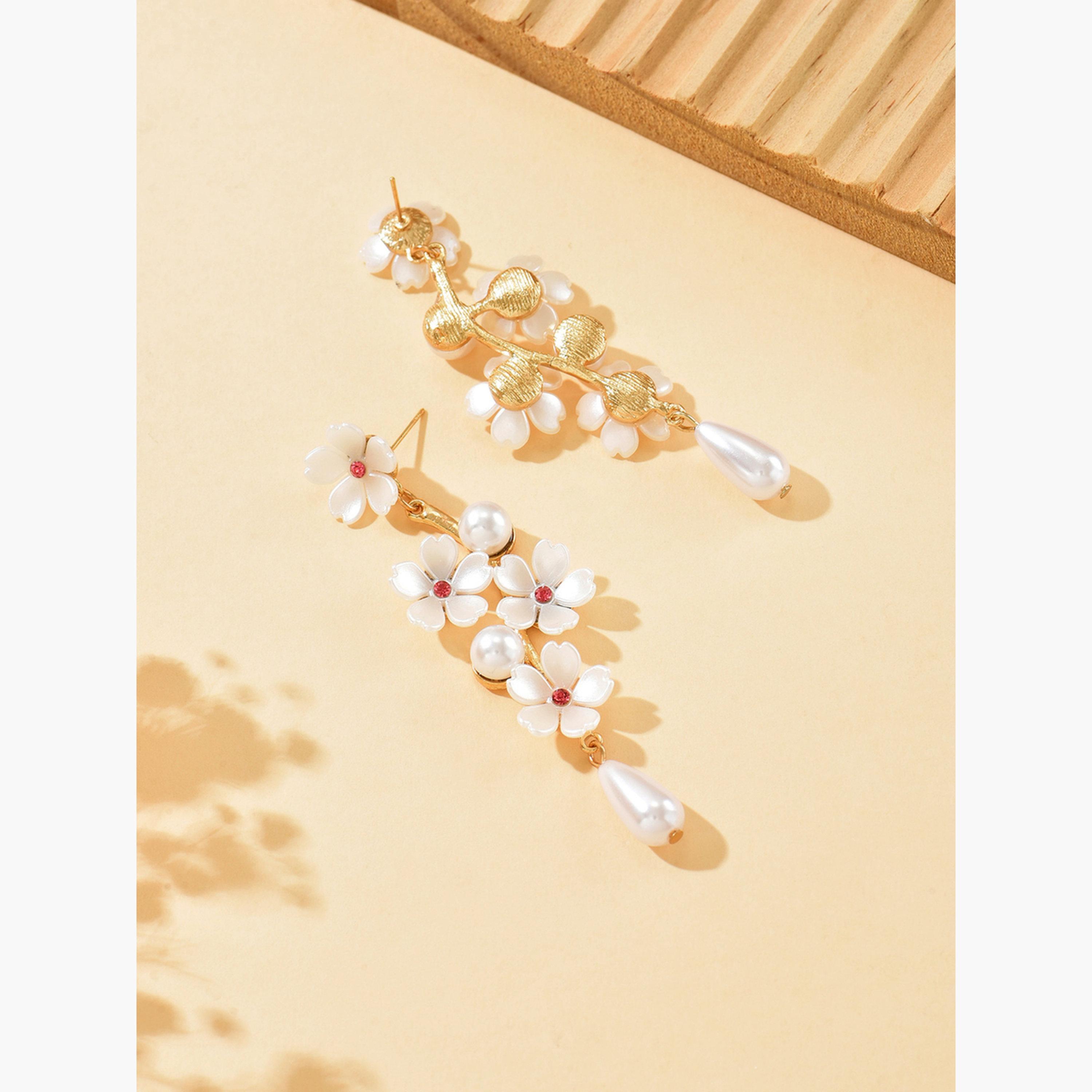 تيك تو - أقراط نسائية متدلية من اللؤلؤ الصناعي المزهر-women-watchesandjewellery-jewellery-earrings-image-4