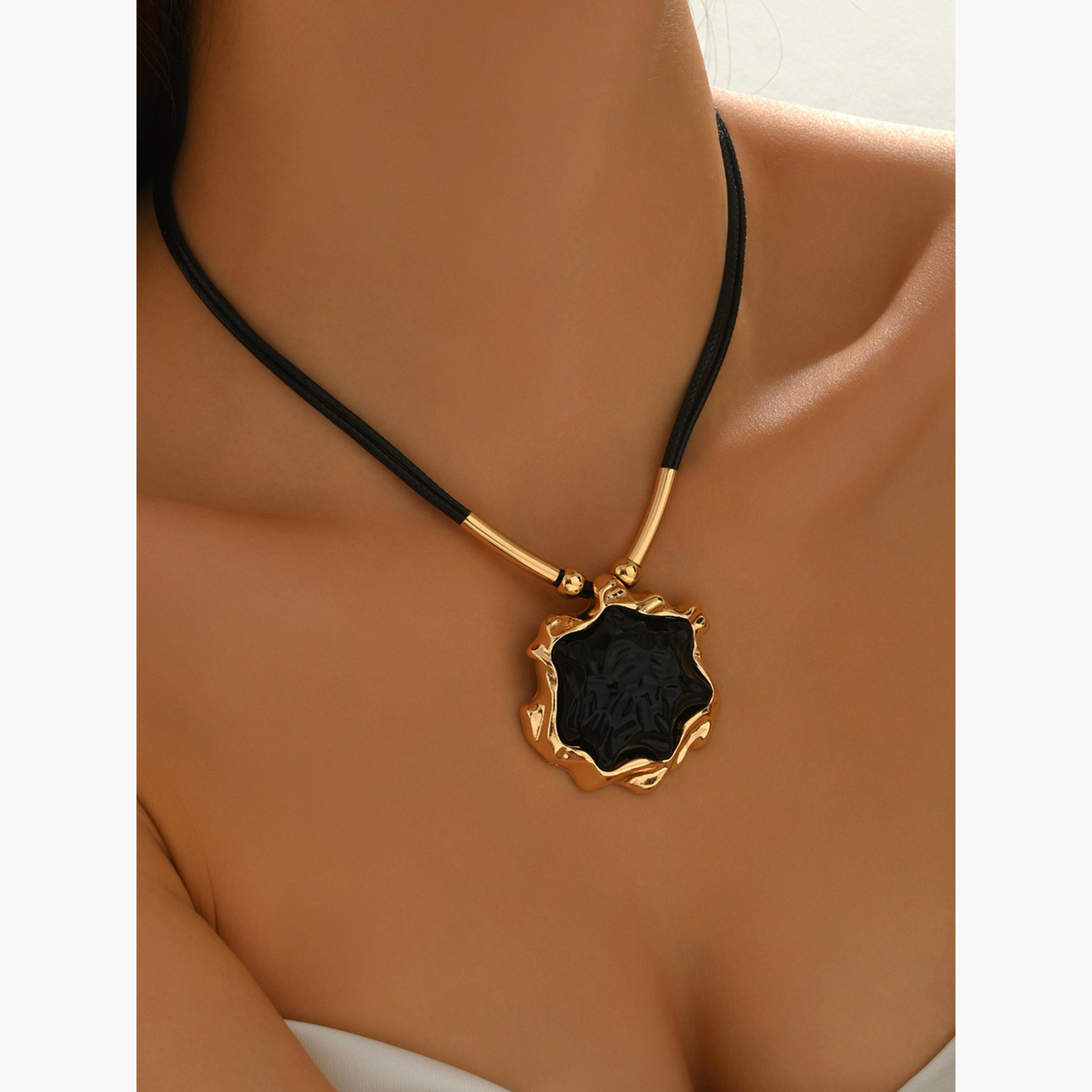 تيك تو - قلادة سوداء مزينة بالذهب-women-watchesandjewellery-jewellery-necklacesandpendants-image-2