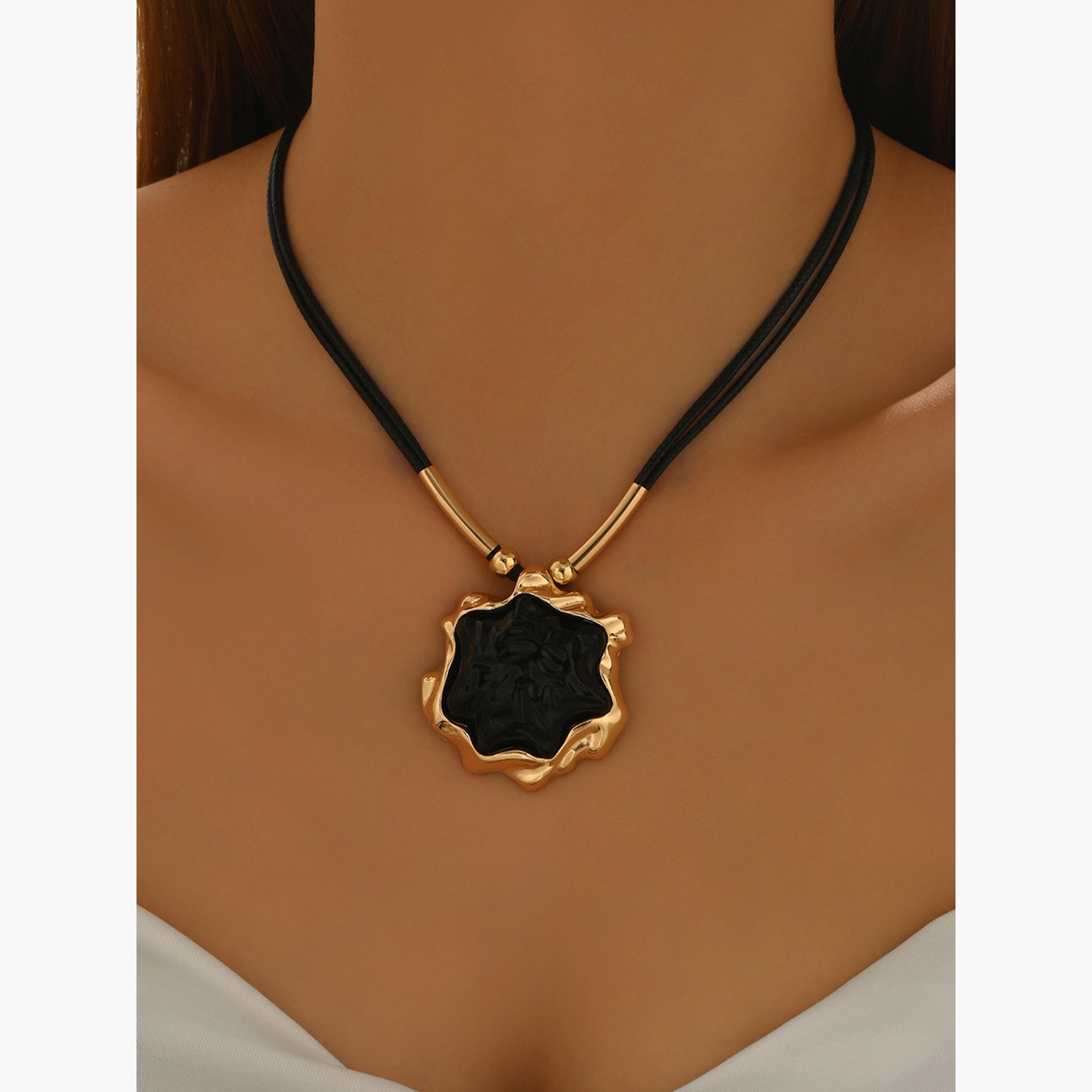 تيك تو - قلادة سوداء مزينة بالذهب-women-watchesandjewellery-jewellery-necklacesandpendants-image-3