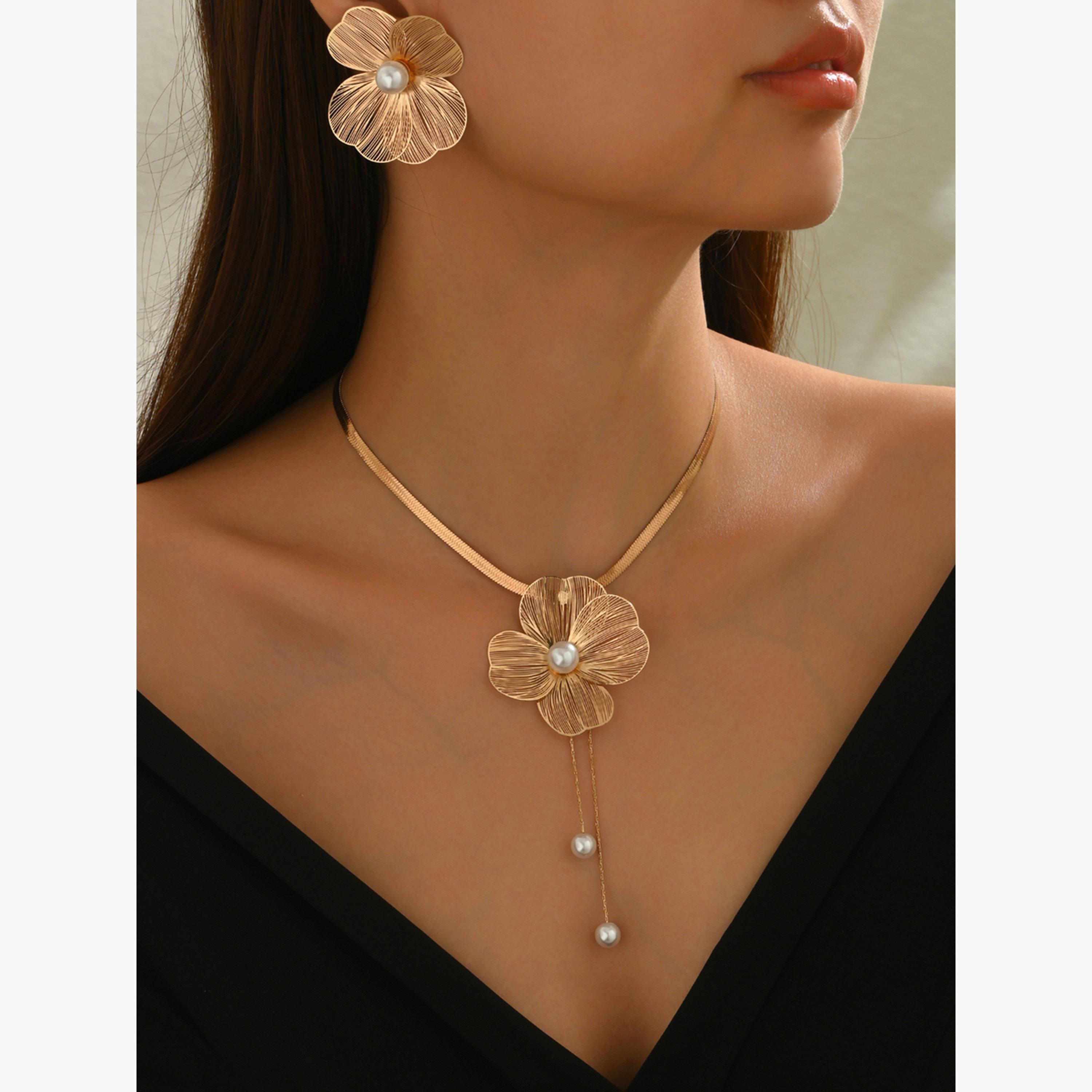 تيك تو - طقم قلادة وأقراط على شكل زهرة ذهبية-women-watchesandjewellery-jewellery-jewellerysets-image-2