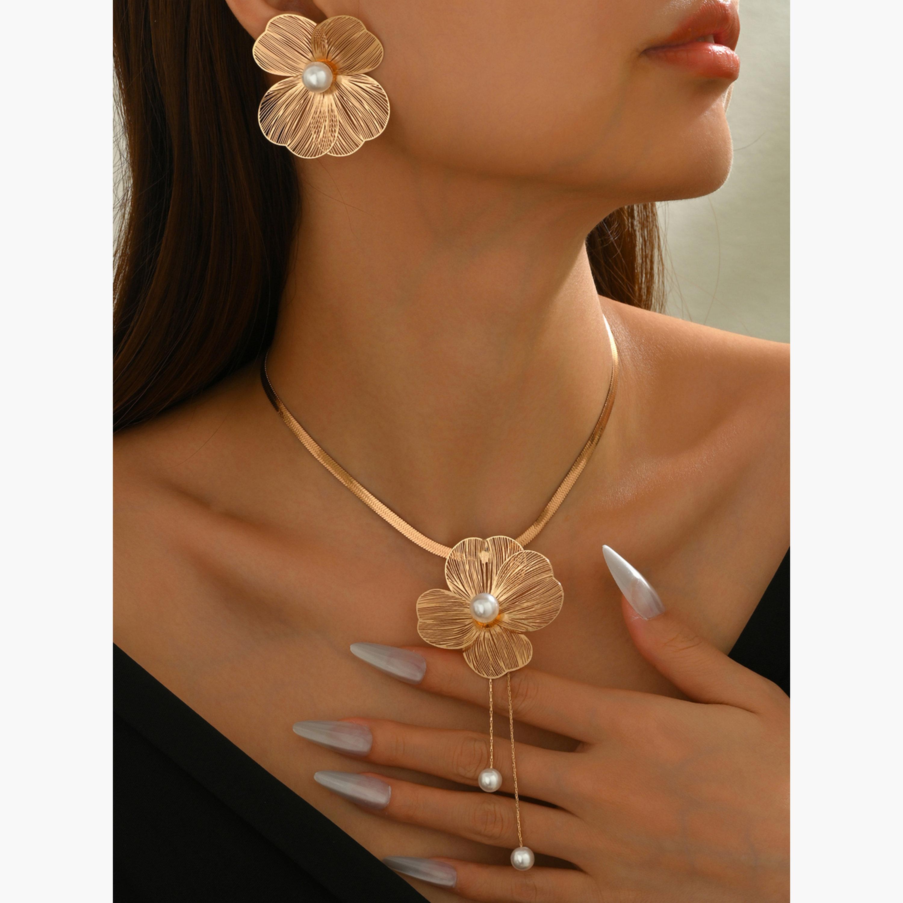 تيك تو - طقم قلادة وأقراط على شكل زهرة ذهبية-women-watchesandjewellery-jewellery-jewellerysets-image-4