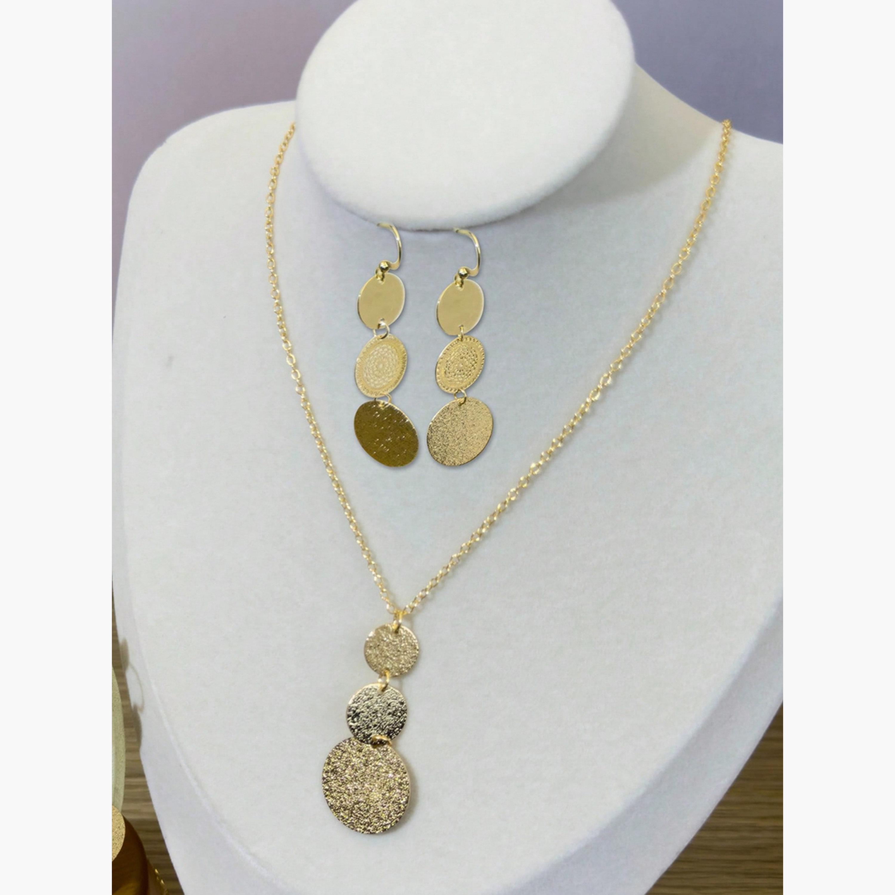 طقم قلادة وأقراط ذهبية اللون بتصميم قرص هندسي-women-watchesandjewellery-jewellery-jewellerysets-image-2