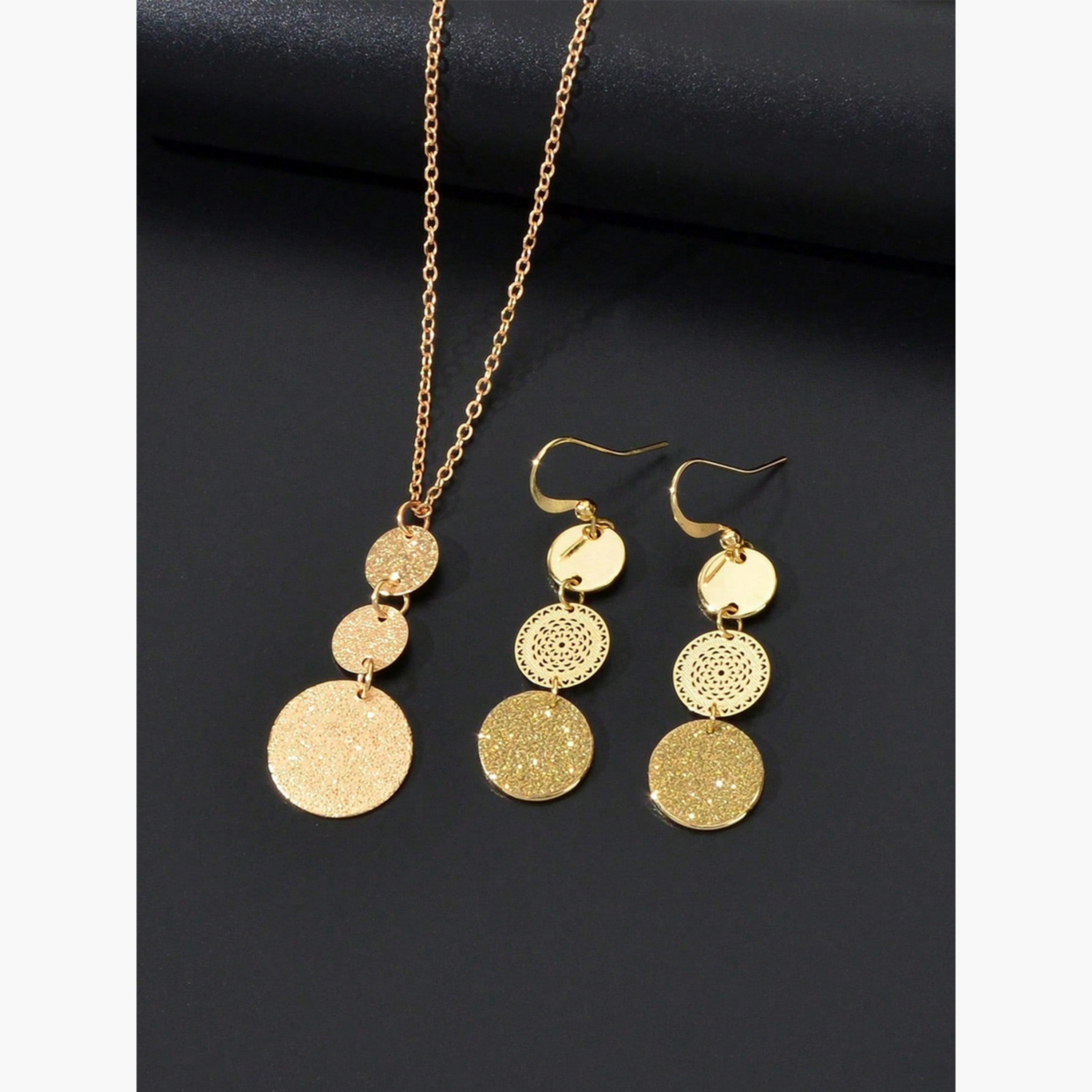 طقم قلادة وأقراط ذهبية اللون بتصميم قرص هندسي-women-watchesandjewellery-jewellery-jewellerysets-image-3