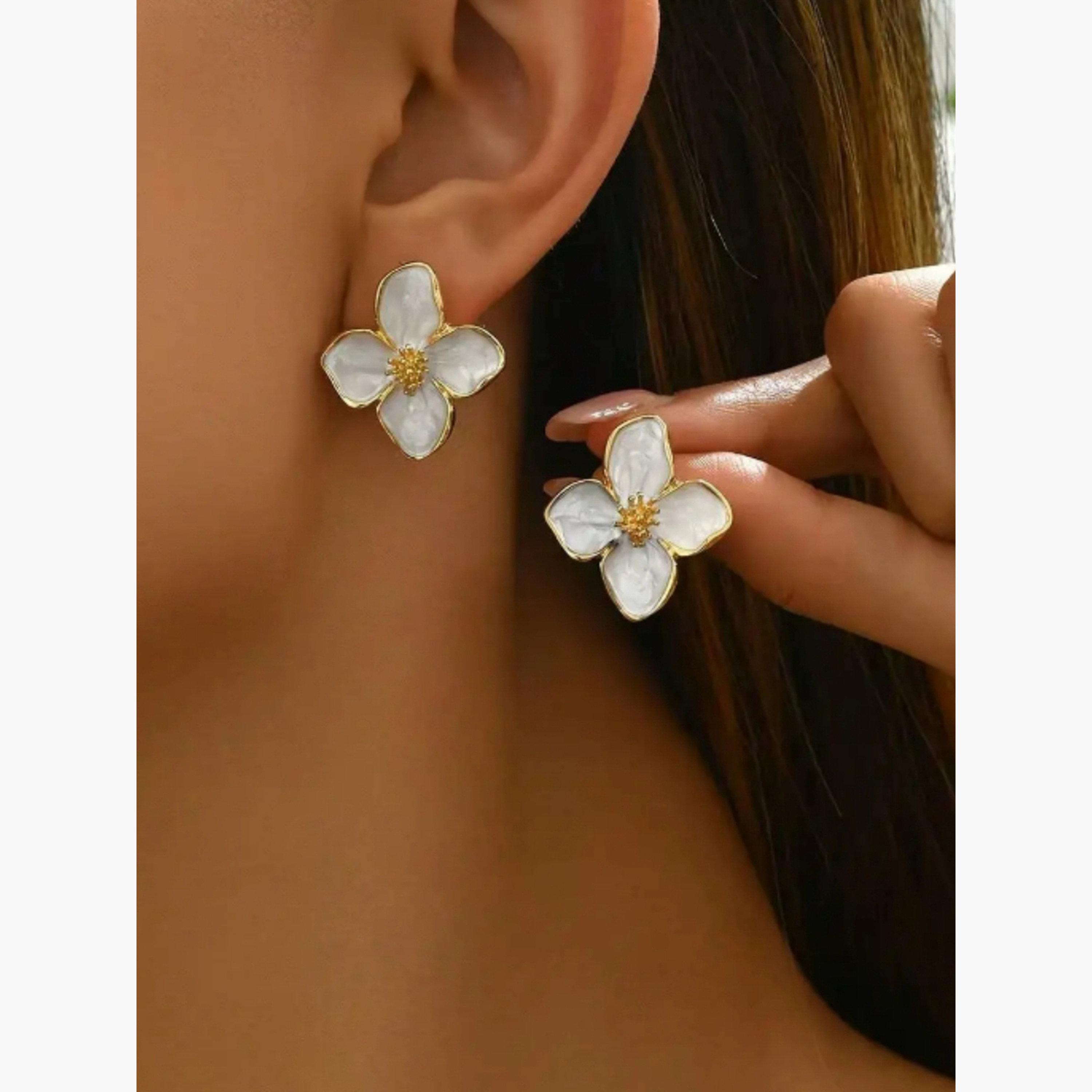أقراط بتصميم زهور من تيك تو للنساء-women-watchesandjewellery-jewellery-earrings-image-2