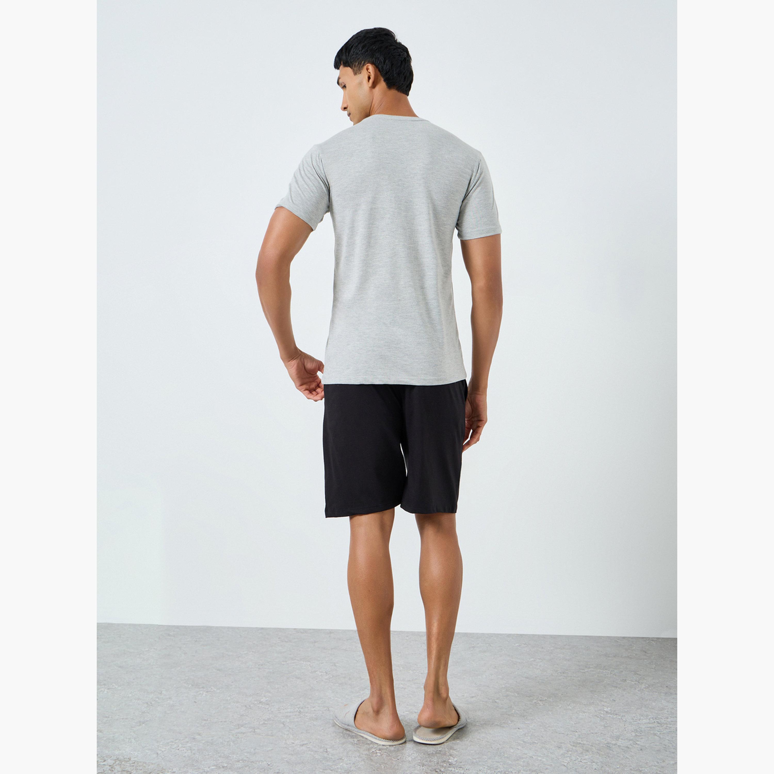 مجموعة من تيشيرت وشورت بتفاصيل محبوكة ومطبوعة-men-clothing-nightwear-sets-image-3
