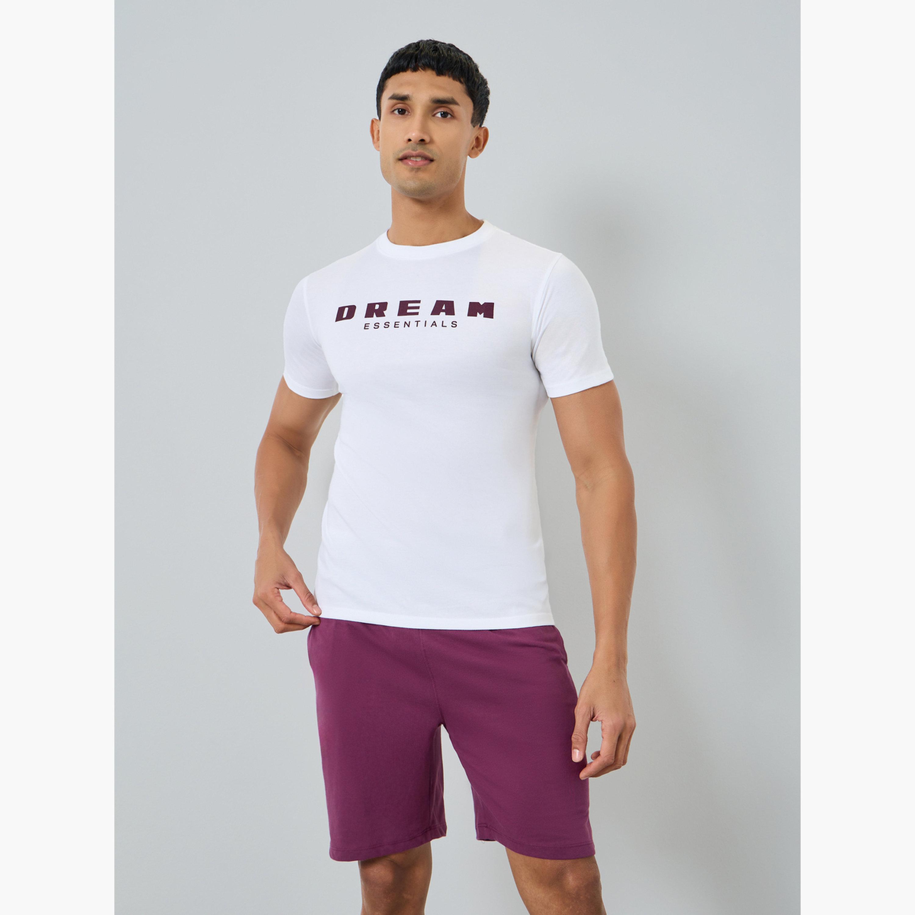 طقم بيجاما من تيشيرت بطبعة شعار وشورت-men-clothing-nightwear-sets-image-2