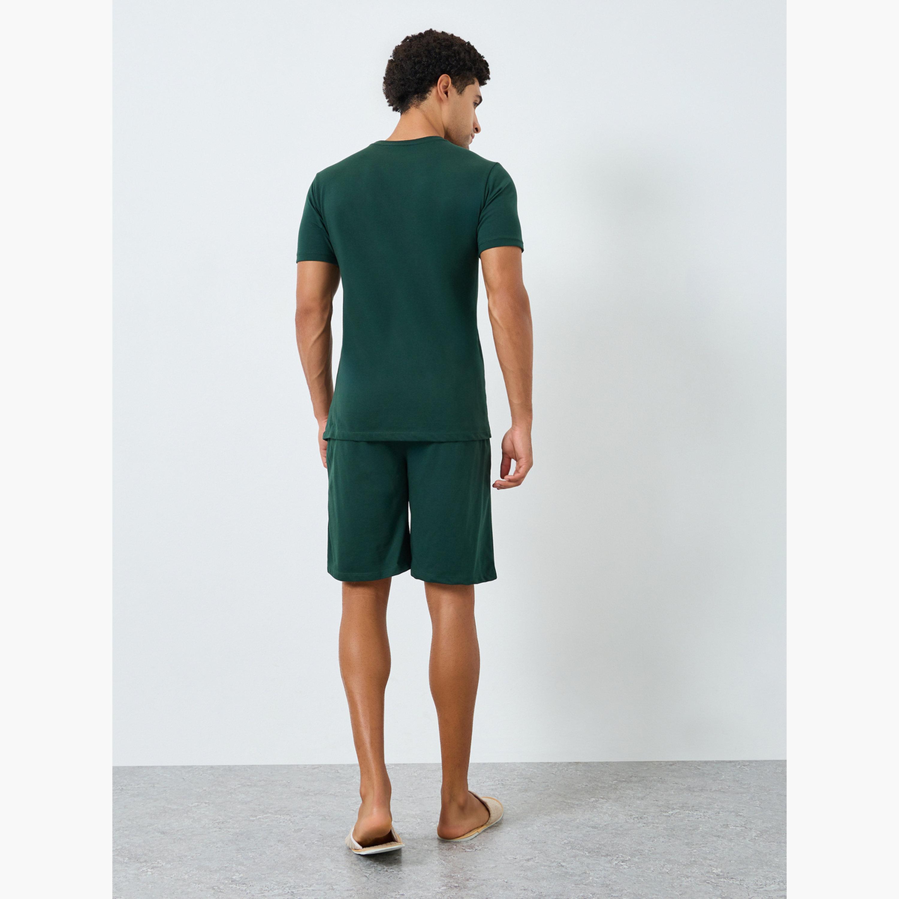 مجموعة من شورت وتيشيرت قطن بطبعة كتابة-men-clothing-nightwear-sets-image-3