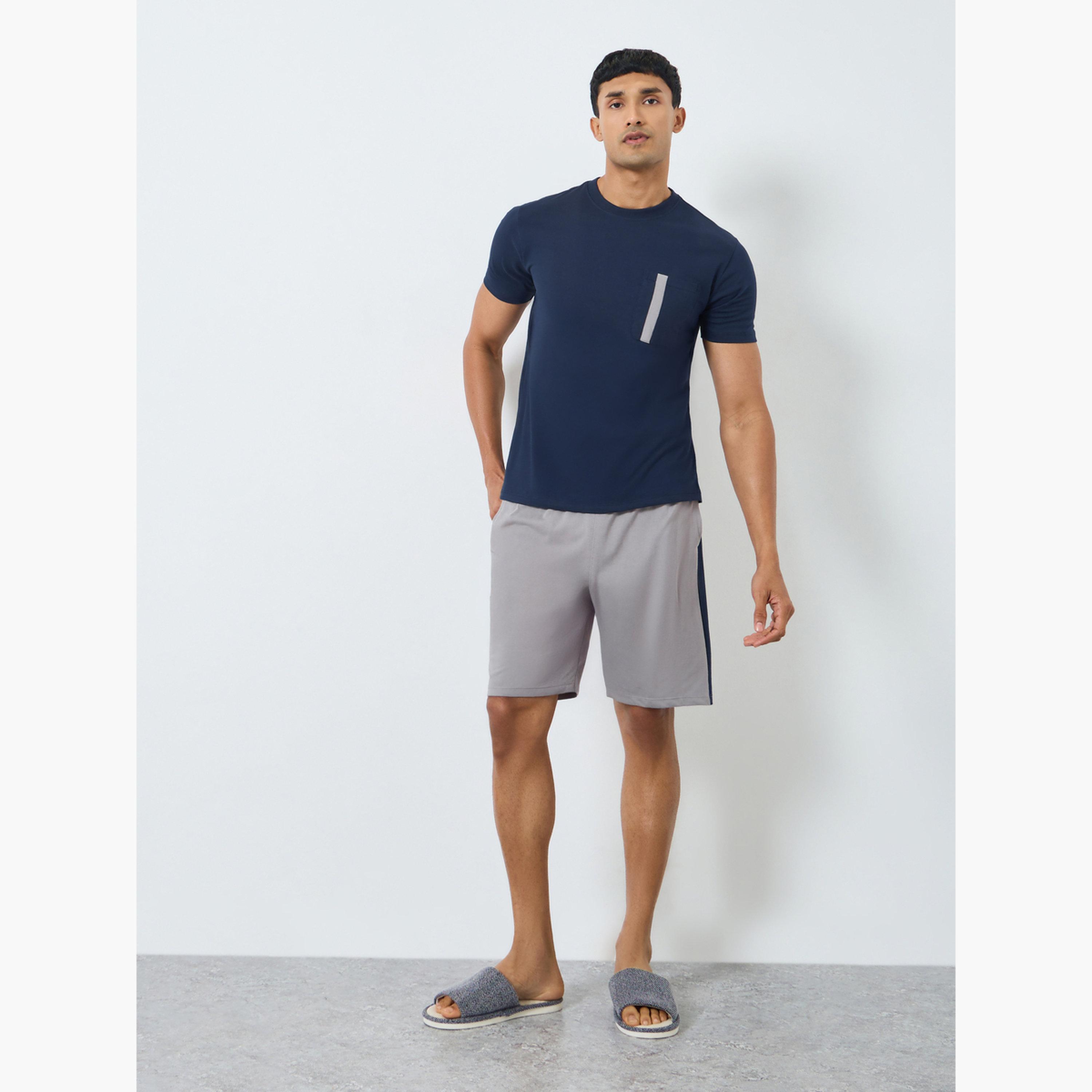 مجموعة من شورت وتيشيرت سادة بياقة دائرية-men-clothing-nightwear-sets-image-1