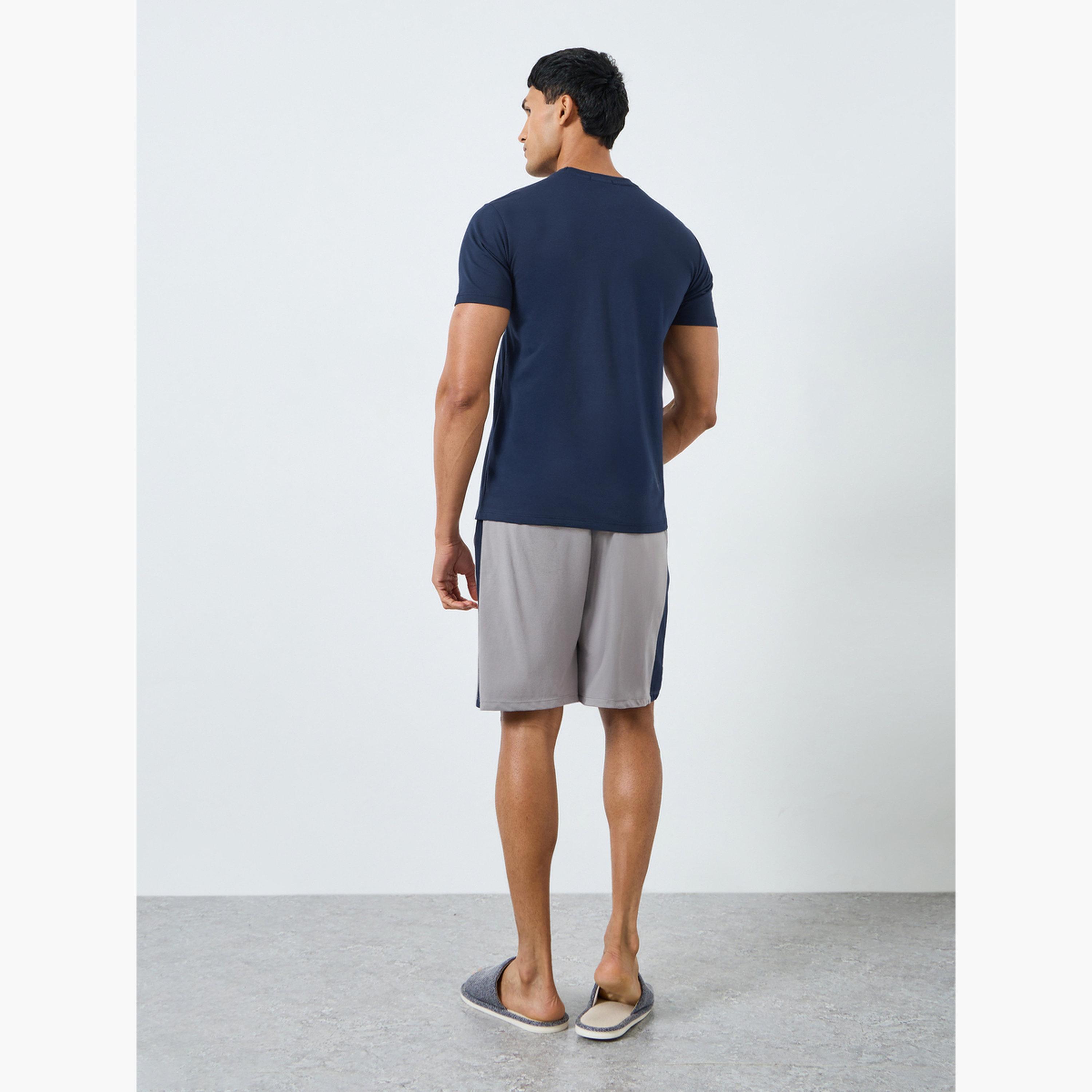 مجموعة من شورت وتيشيرت سادة بياقة دائرية-men-clothing-nightwear-sets-image-3