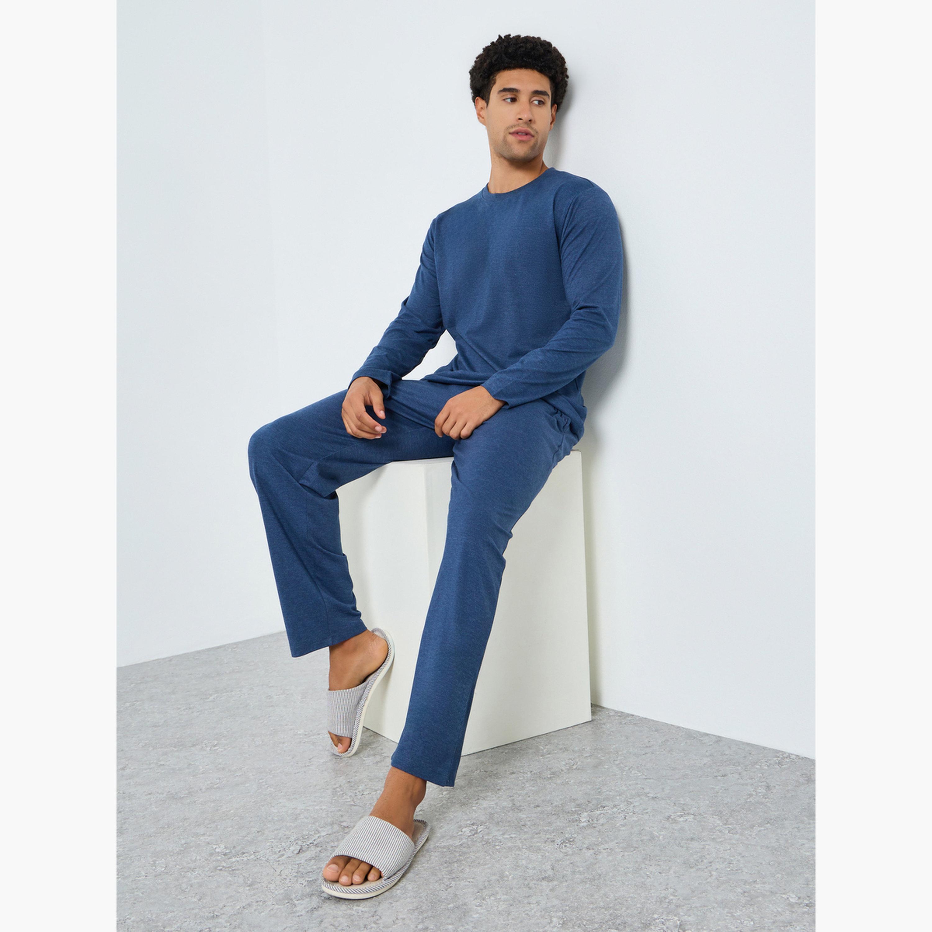 طقم بيجاما من بنطال وتيشيرت بأكمام طويلة-men-clothing-nightwear-sets-image-2
