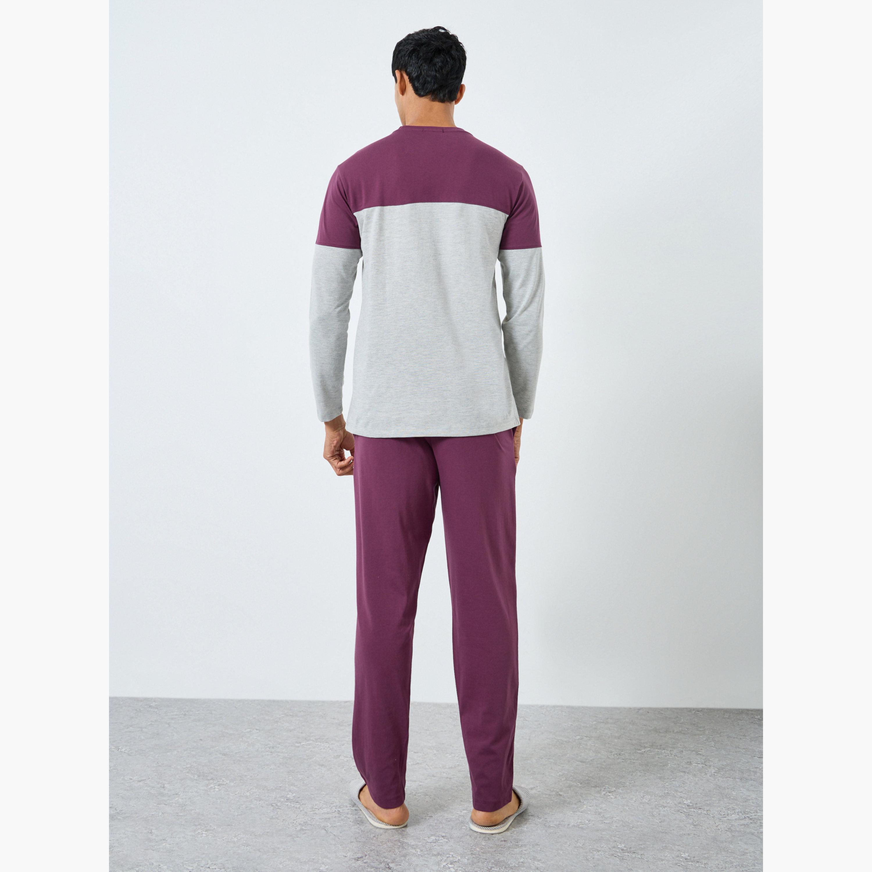 طقم بيجاما من تيشيرت بأكمام طويلة بنمط كتل الألوان وبنطال-men-clothing-nightwear-sets-image-5