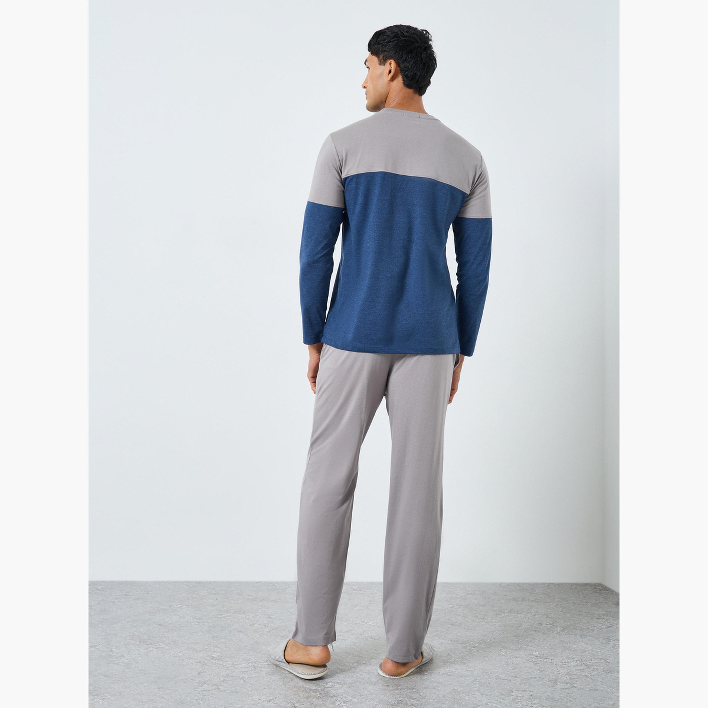 طقم بيجاما من بنطال وتيشيرت بنمط كتل الالوان-men-clothing-nightwear-sets-image-3