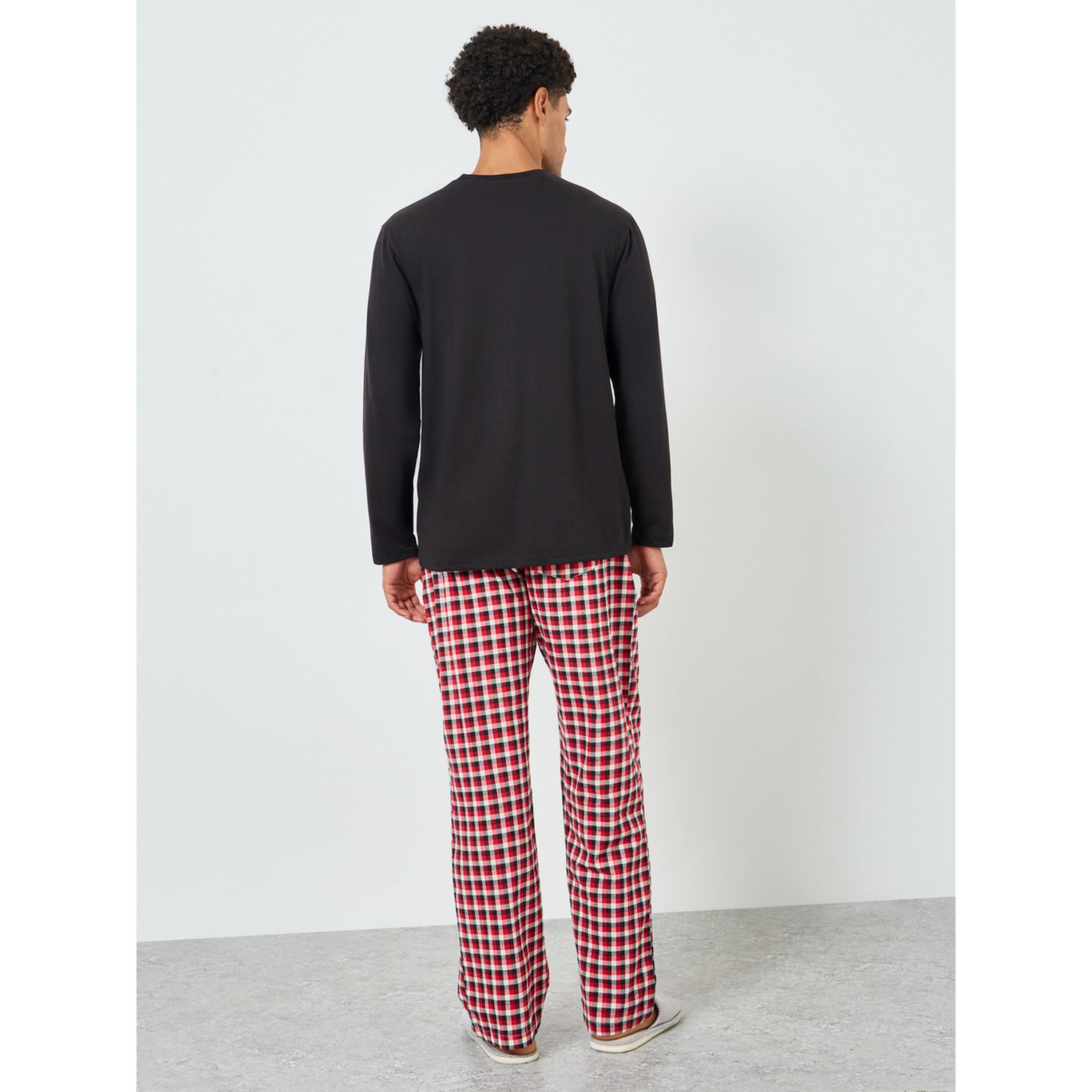 طقم بيجاما من بنطال كاروهات وتيشيرت بطبعة-men-clothing-nightwear-sets-image-4
