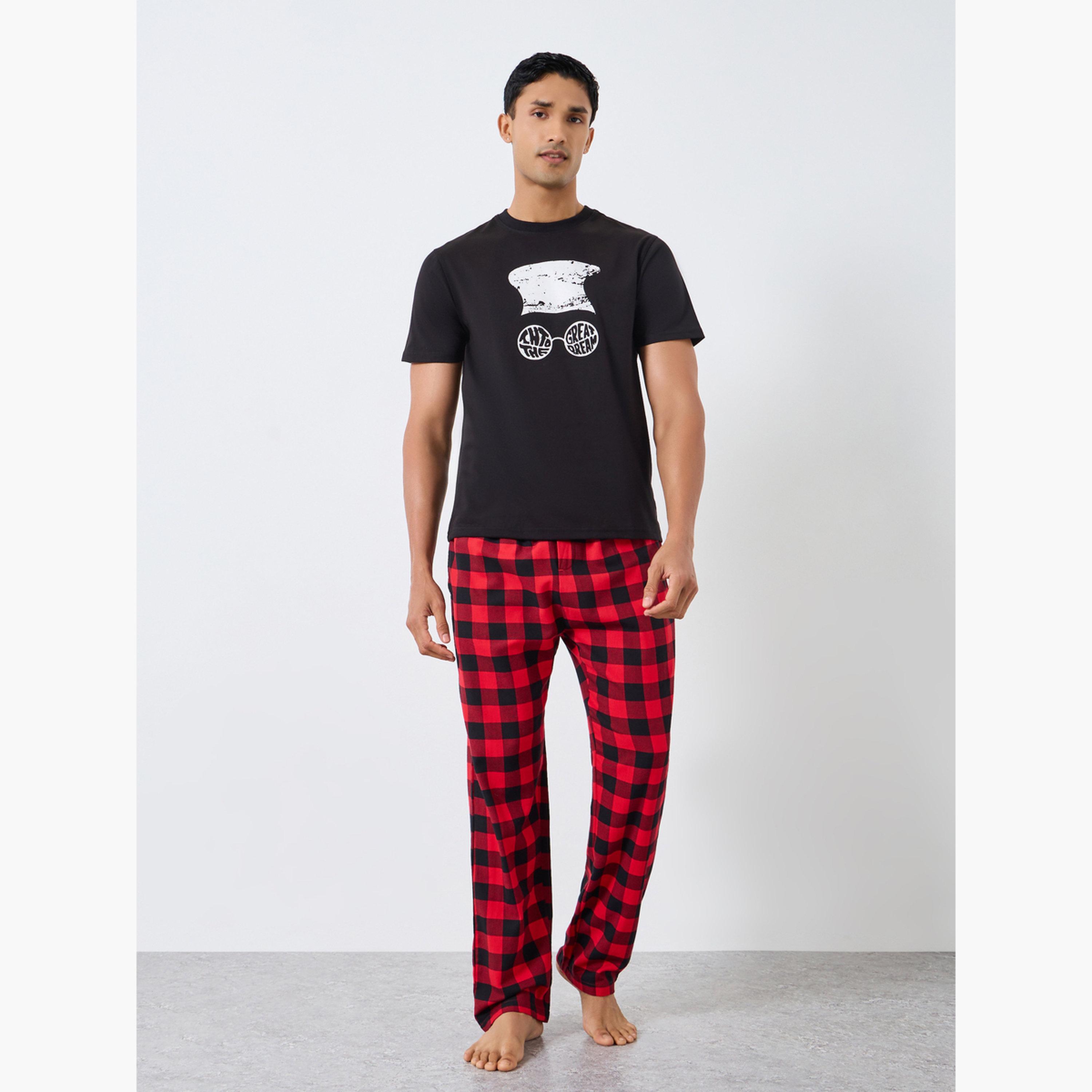 طقم بيجاما من بنطال بنمط مربعات وتيشيرت بأكمام قصيرة وطبعة جرافيك للرجال-men-clothing-nightwear-sets-image-1