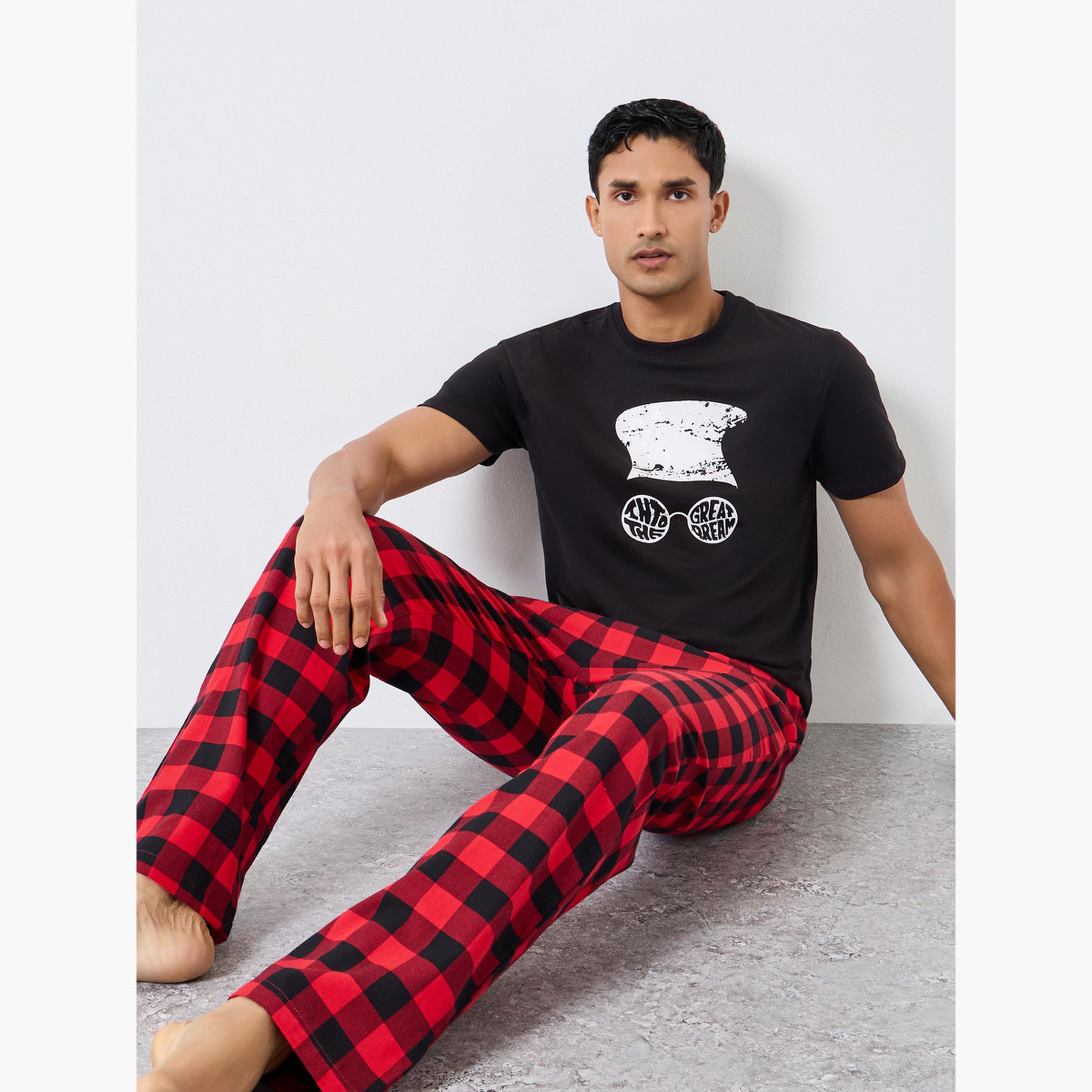 طقم بيجاما من بنطال بنمط مربعات وتيشيرت بأكمام قصيرة وطبعة جرافيك للرجال-men-clothing-nightwear-sets-image-2