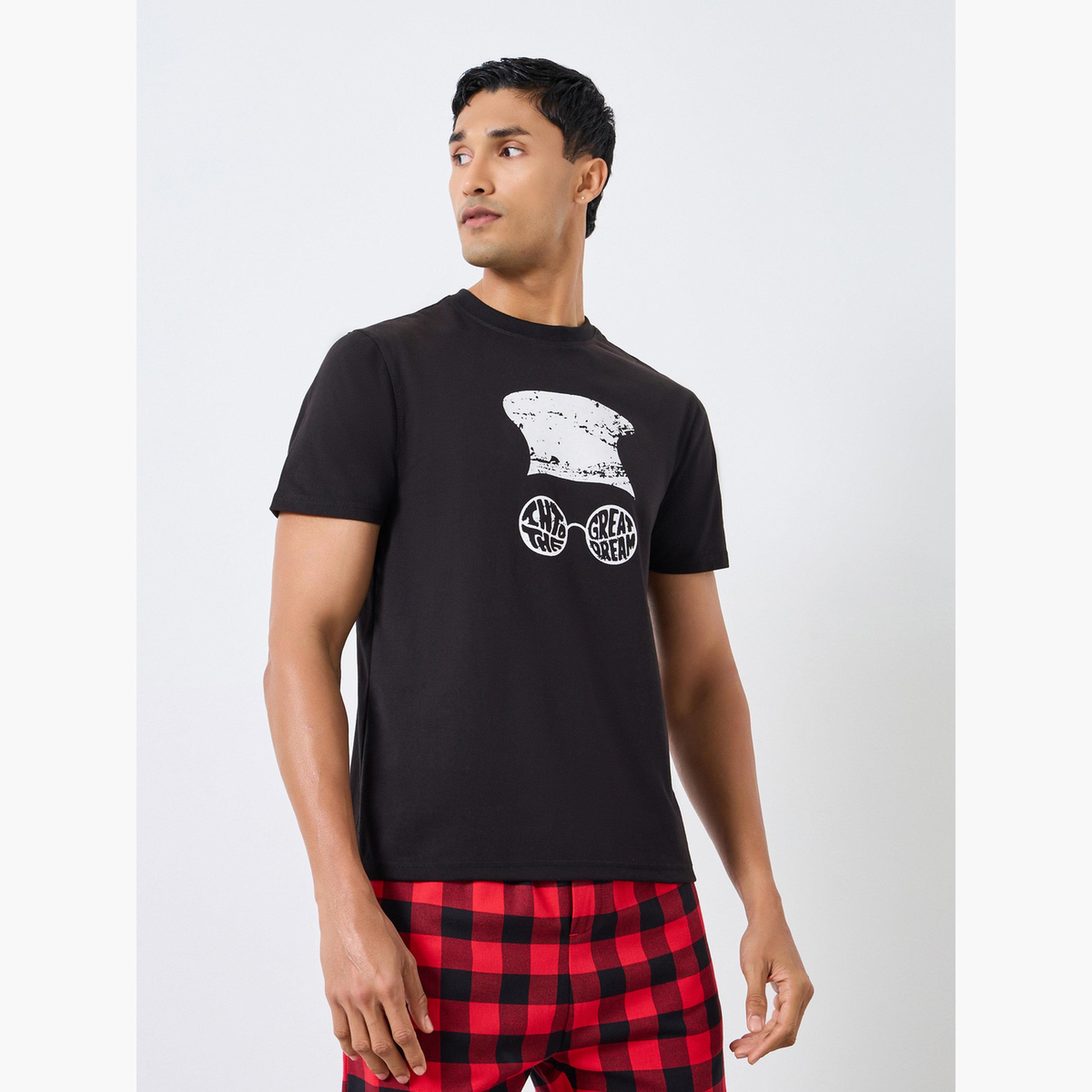 طقم بيجاما من بنطال بنمط مربعات وتيشيرت بأكمام قصيرة وطبعة جرافيك للرجال-men-clothing-nightwear-sets-image-3