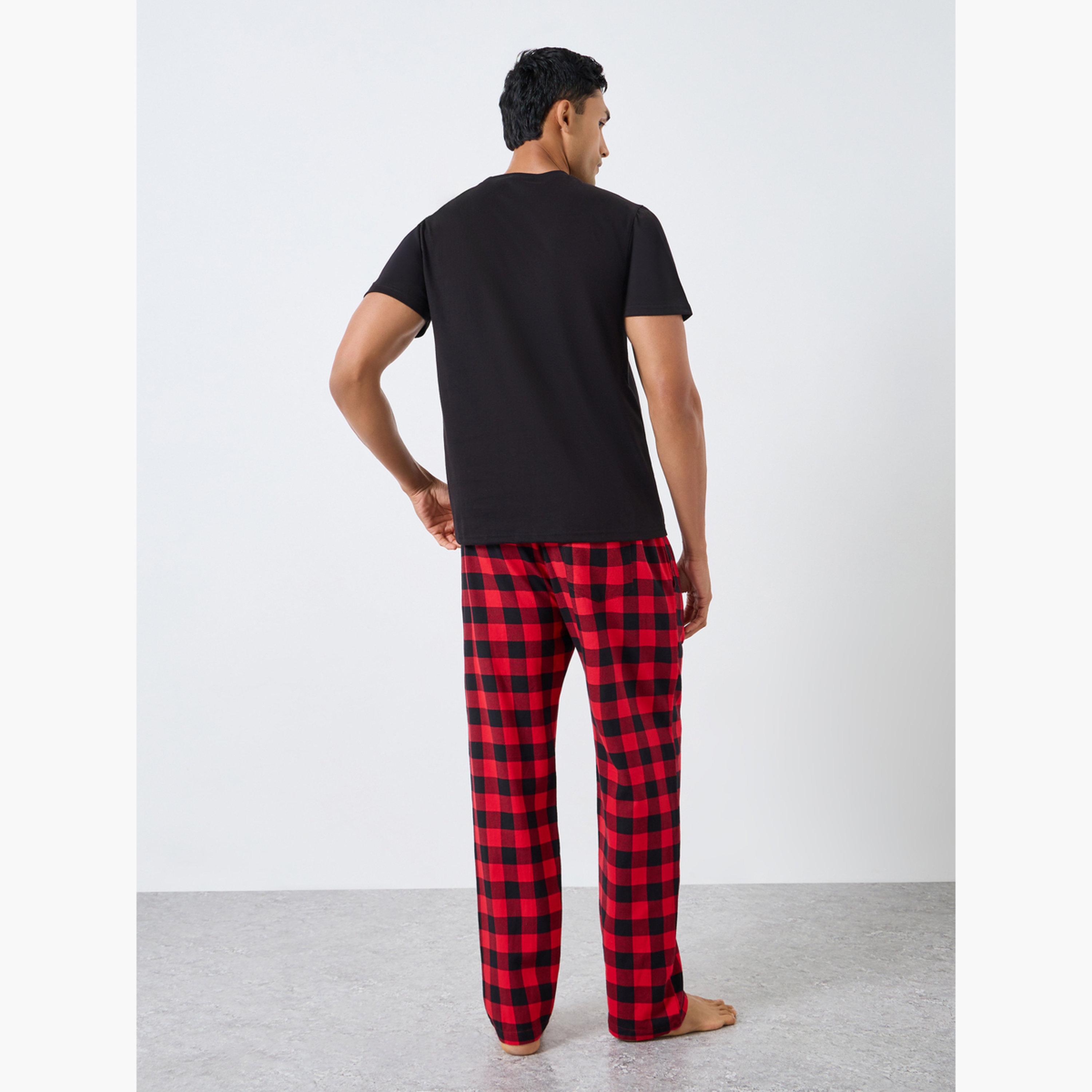 طقم بيجاما من بنطال بنمط مربعات وتيشيرت بأكمام قصيرة وطبعة جرافيك للرجال-men-clothing-nightwear-sets-image-4