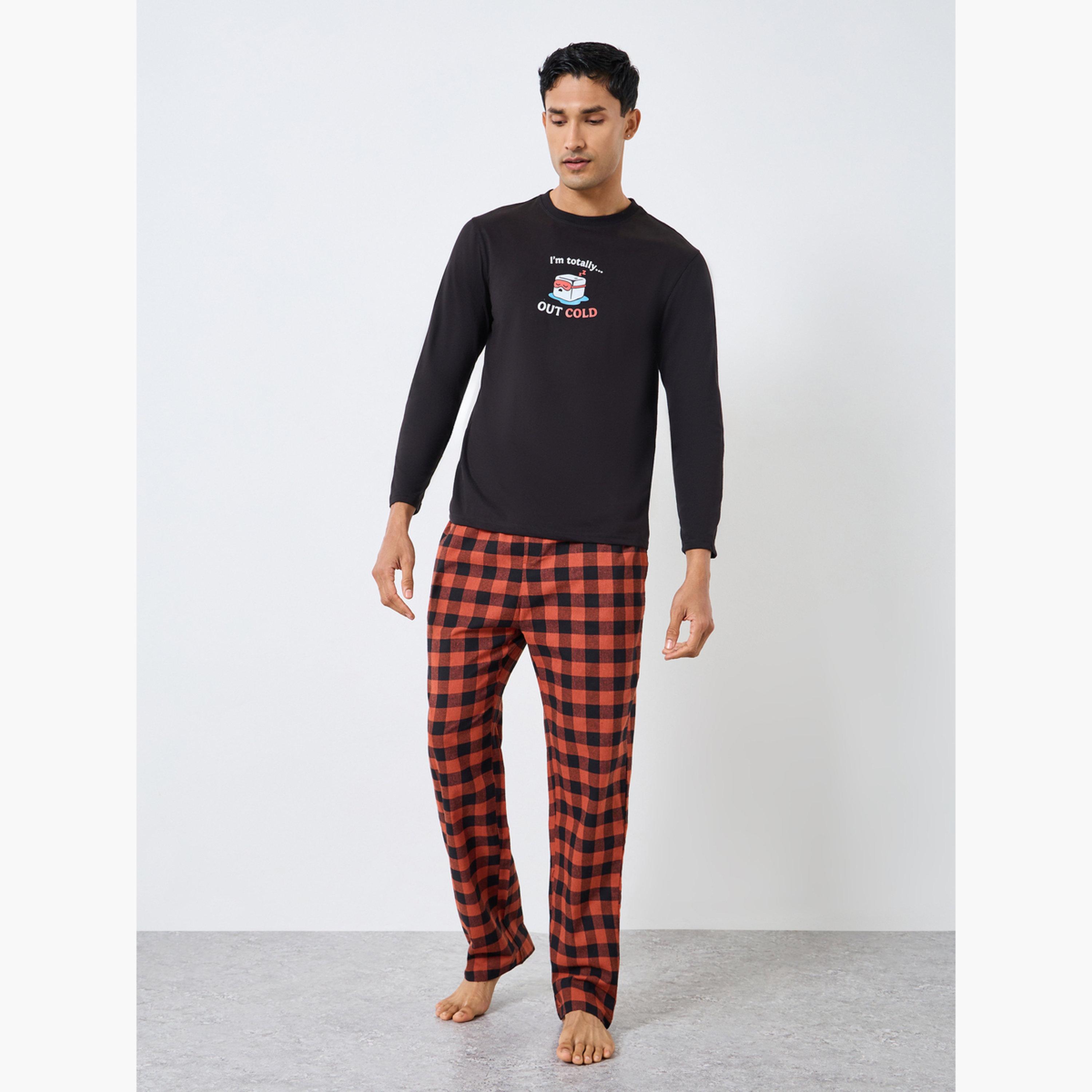 طقم بيجاما من بنطال وتيشيرت مطبع-men-clothing-nightwear-sets-image-1