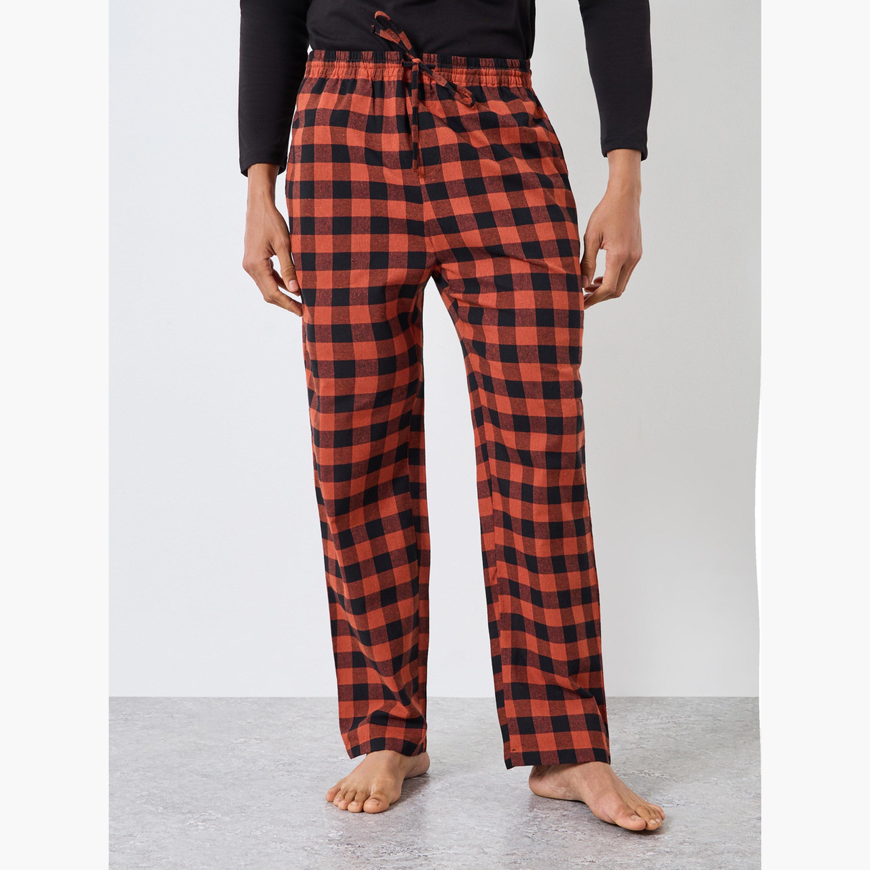 طقم بيجاما من بنطال وتيشيرت مطبع-men-clothing-nightwear-sets-image-4