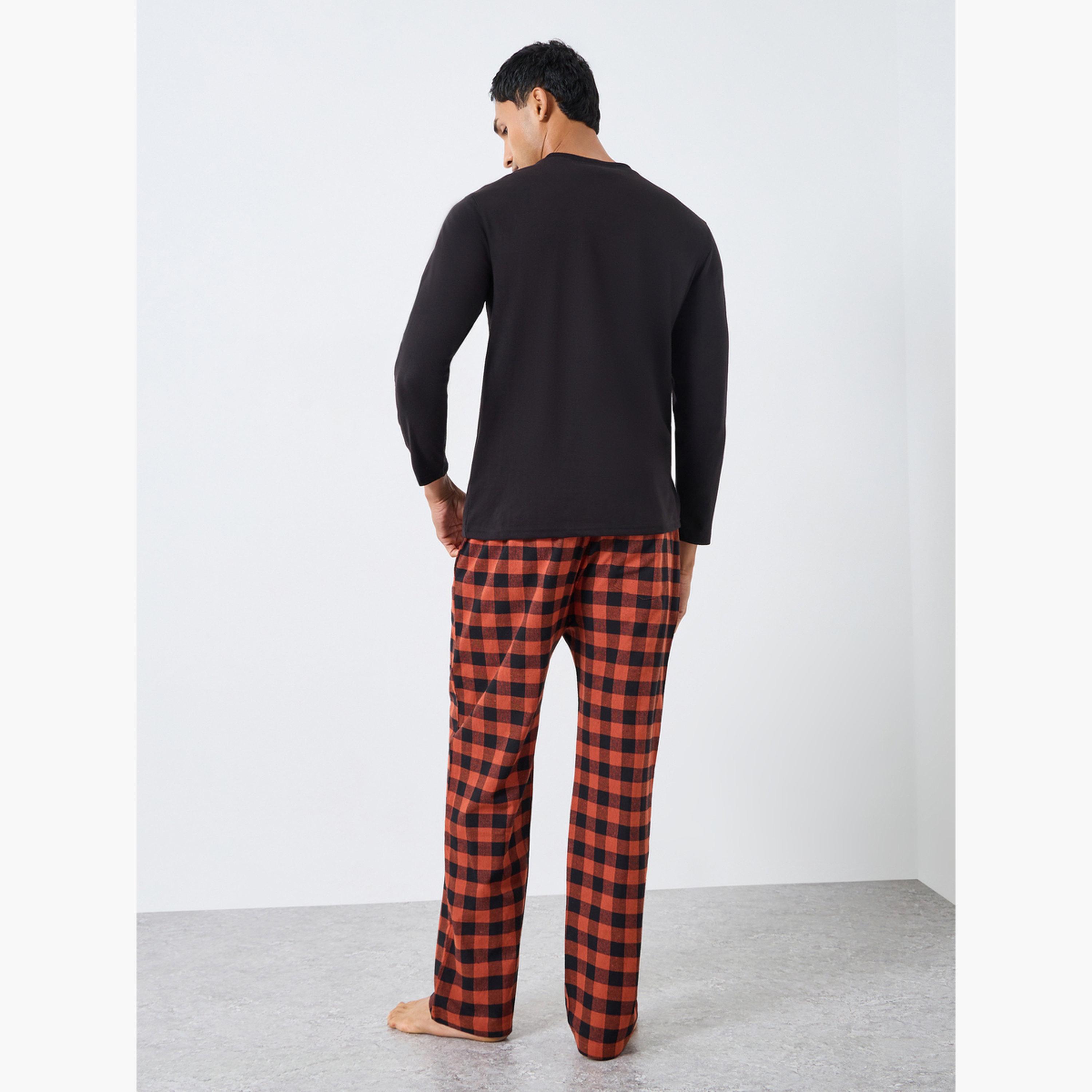 طقم بيجاما من بنطال وتيشيرت مطبع-men-clothing-nightwear-sets-image-5