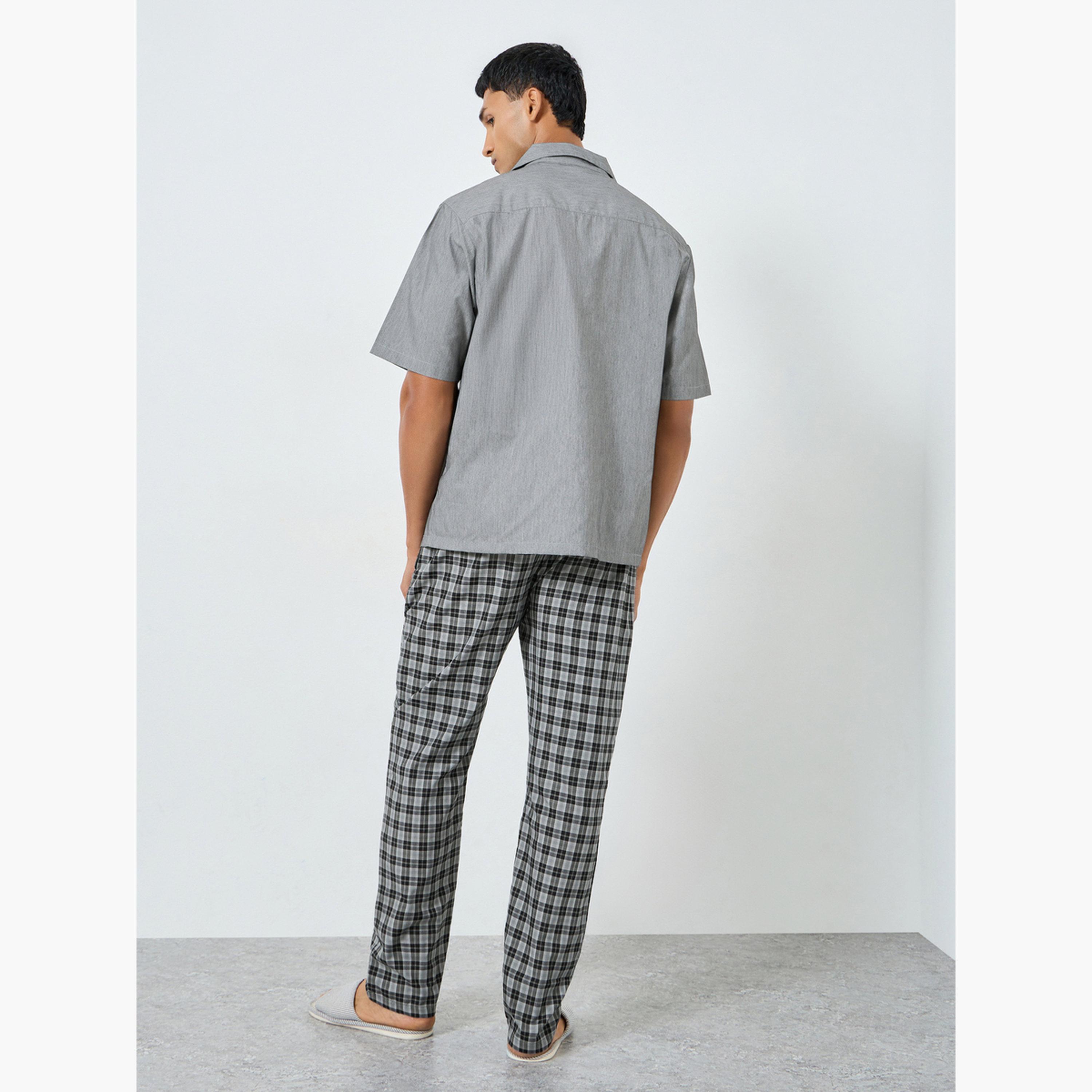 طقم بيجاما من بنطال كاروهات وقميص بأزرار غلق-men-clothing-nightwear-sets-image-4