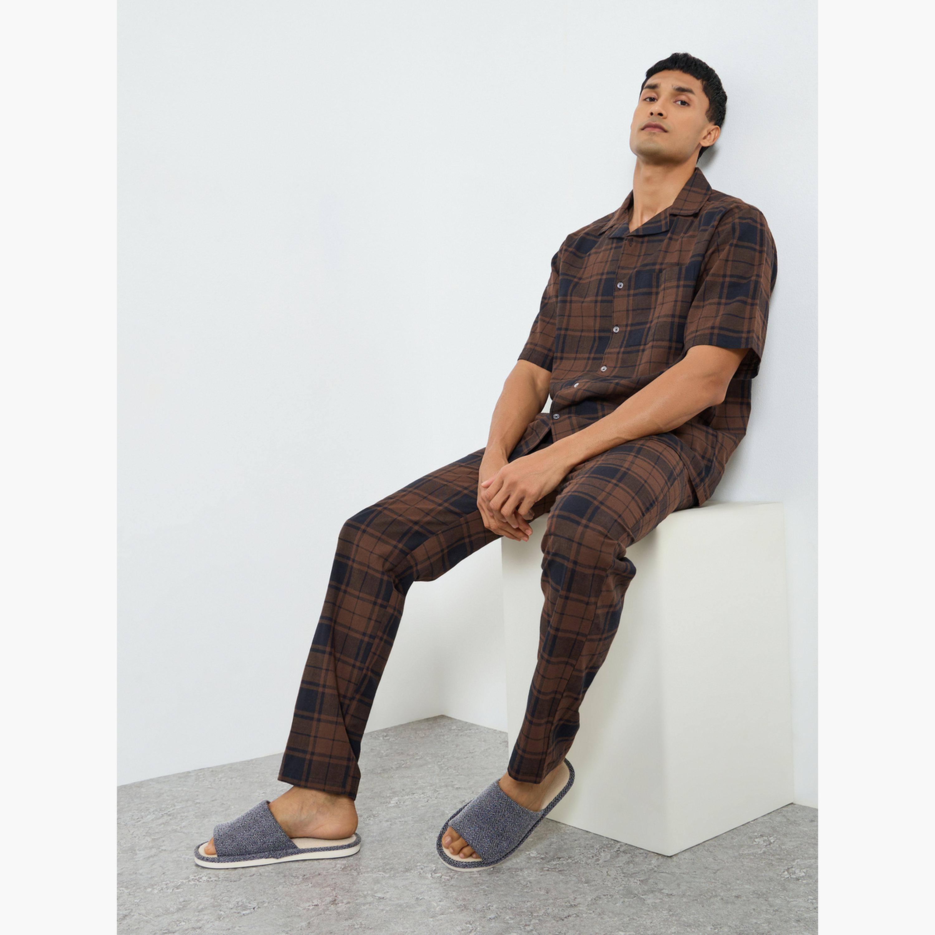 طقم بيجاما من بنطال وقميص كاروهات بقصة مريحة-men-clothing-nightwear-sets-image-2