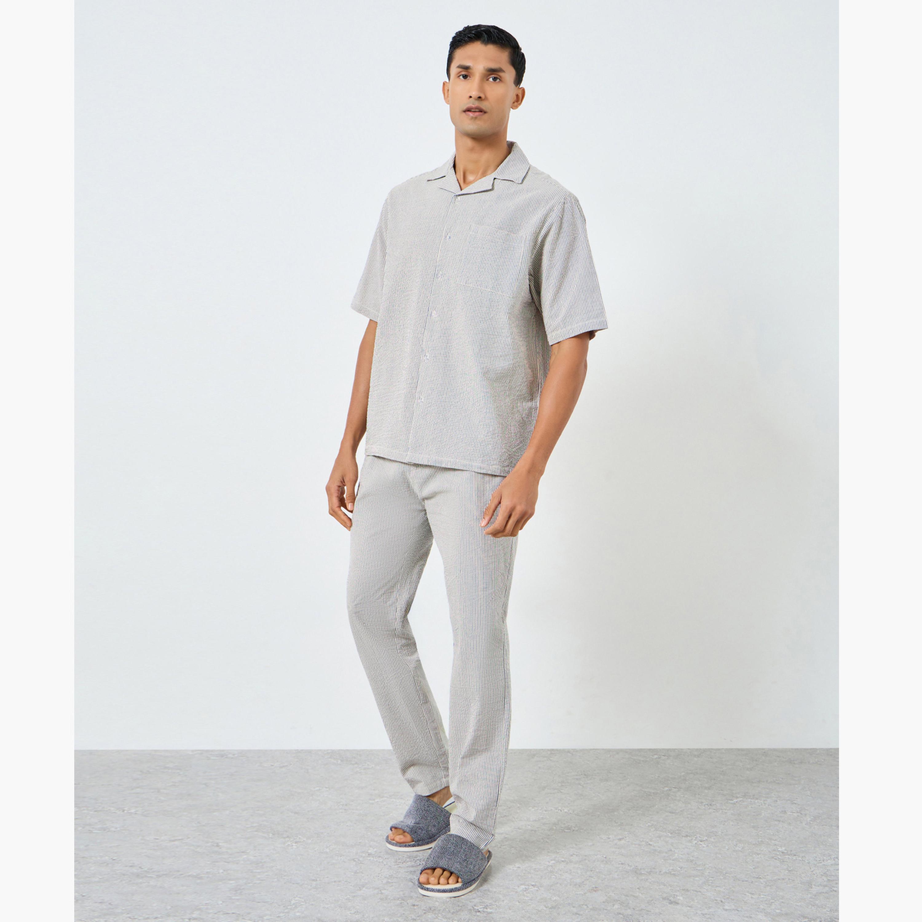 طقم بيجاما من بنطال وقميص مخطط بقصة مريحة-men-clothing-nightwear-sets-image-1