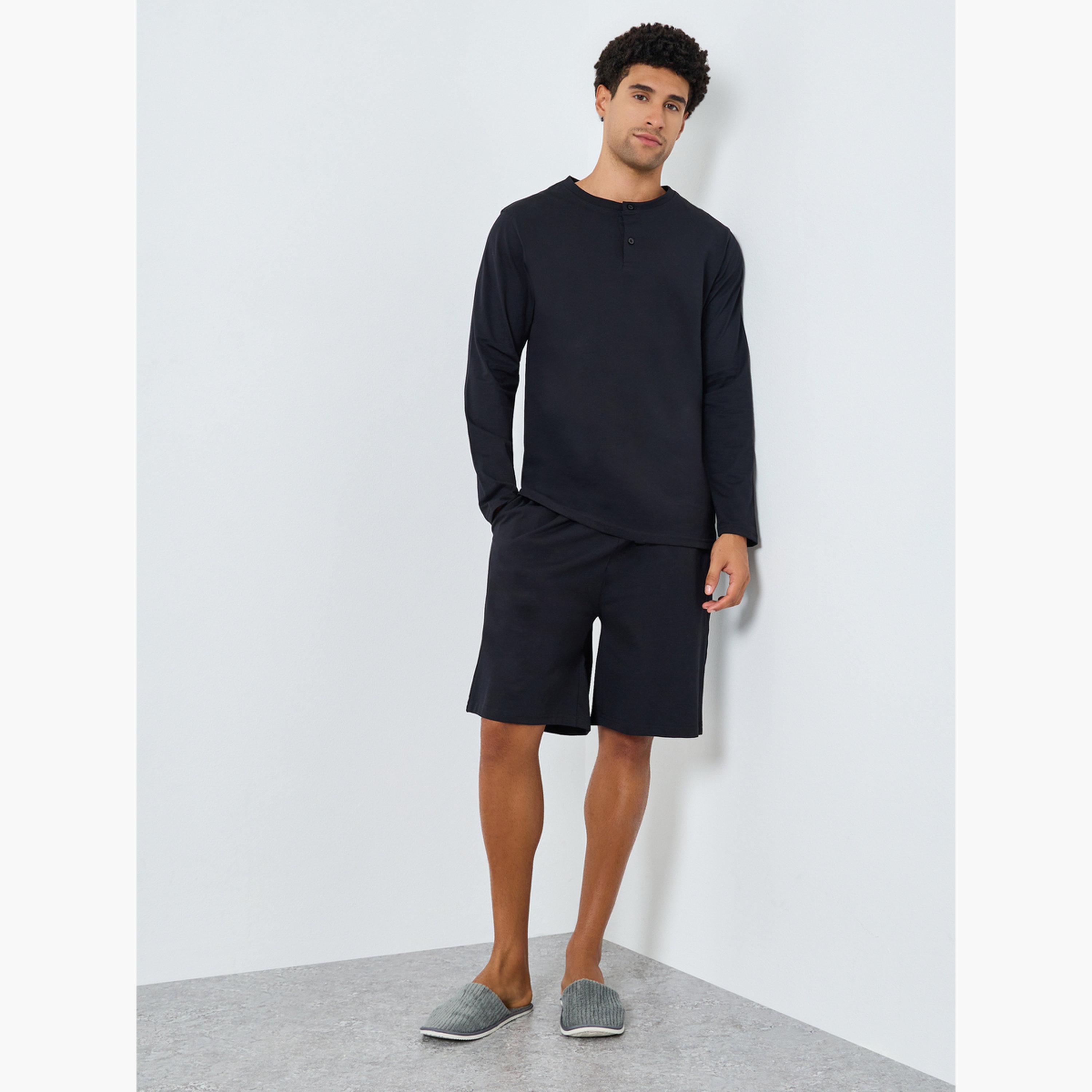 طقم بيجاما من تيشيرت محبوك وشورت-men-clothing-nightwear-sets-image-1