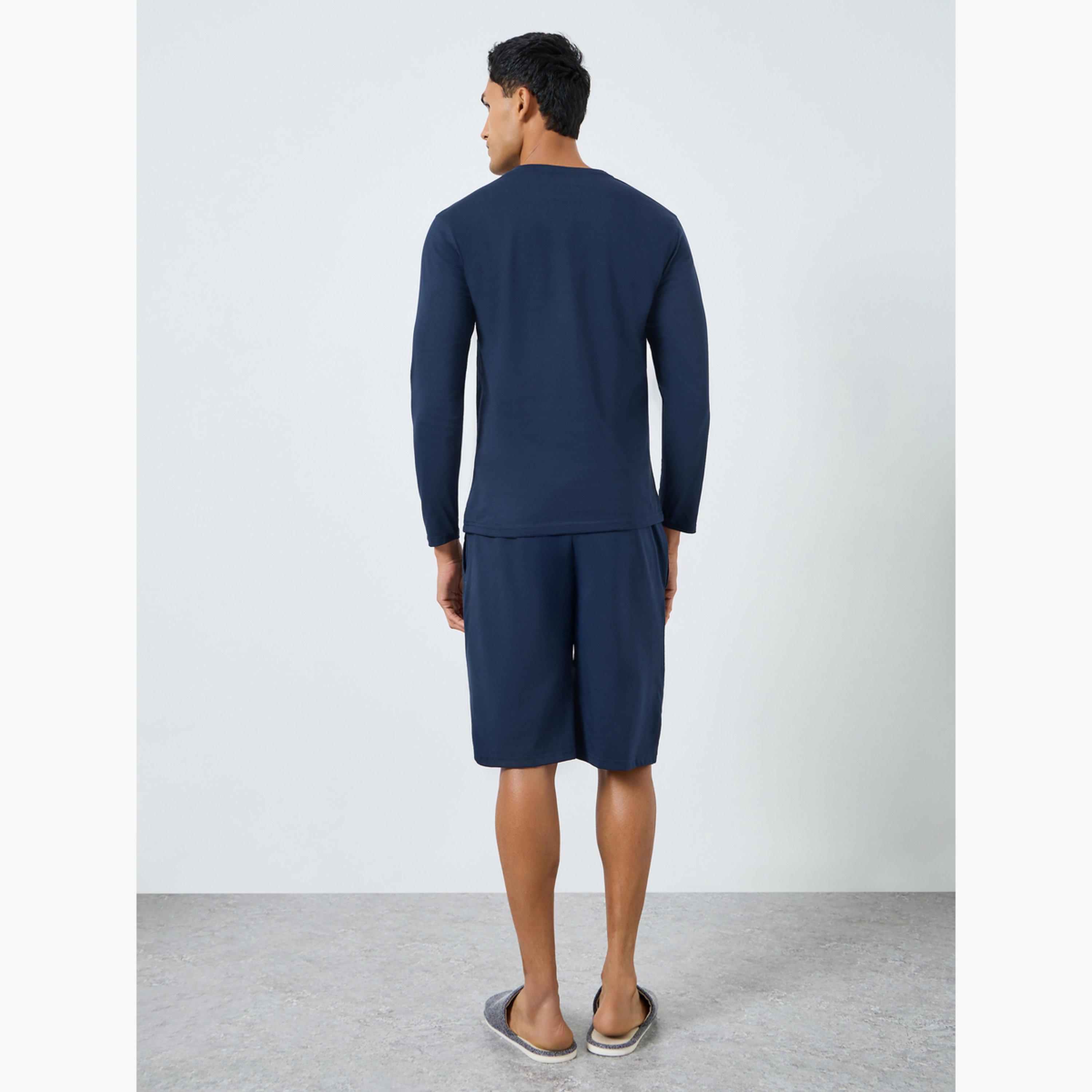 طقم بيجاما من شورت وتيشيرت بأكمام طويلة-men-clothing-nightwear-sets-image-3