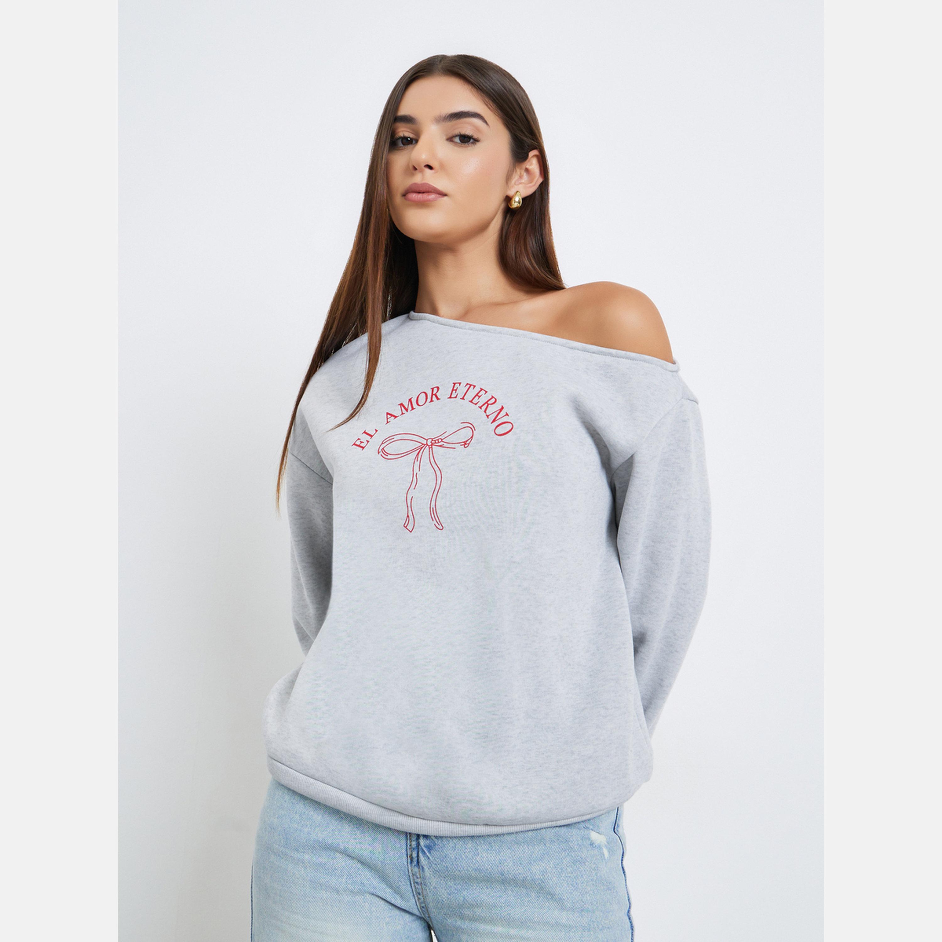 ستايلي - سويت شيرت نسائي بأكمام طويلة رقبة غير متماثلة مطبوع عليه شعار-women-clothing-hoodiesandsweatshirts-sweatshirts-image-1