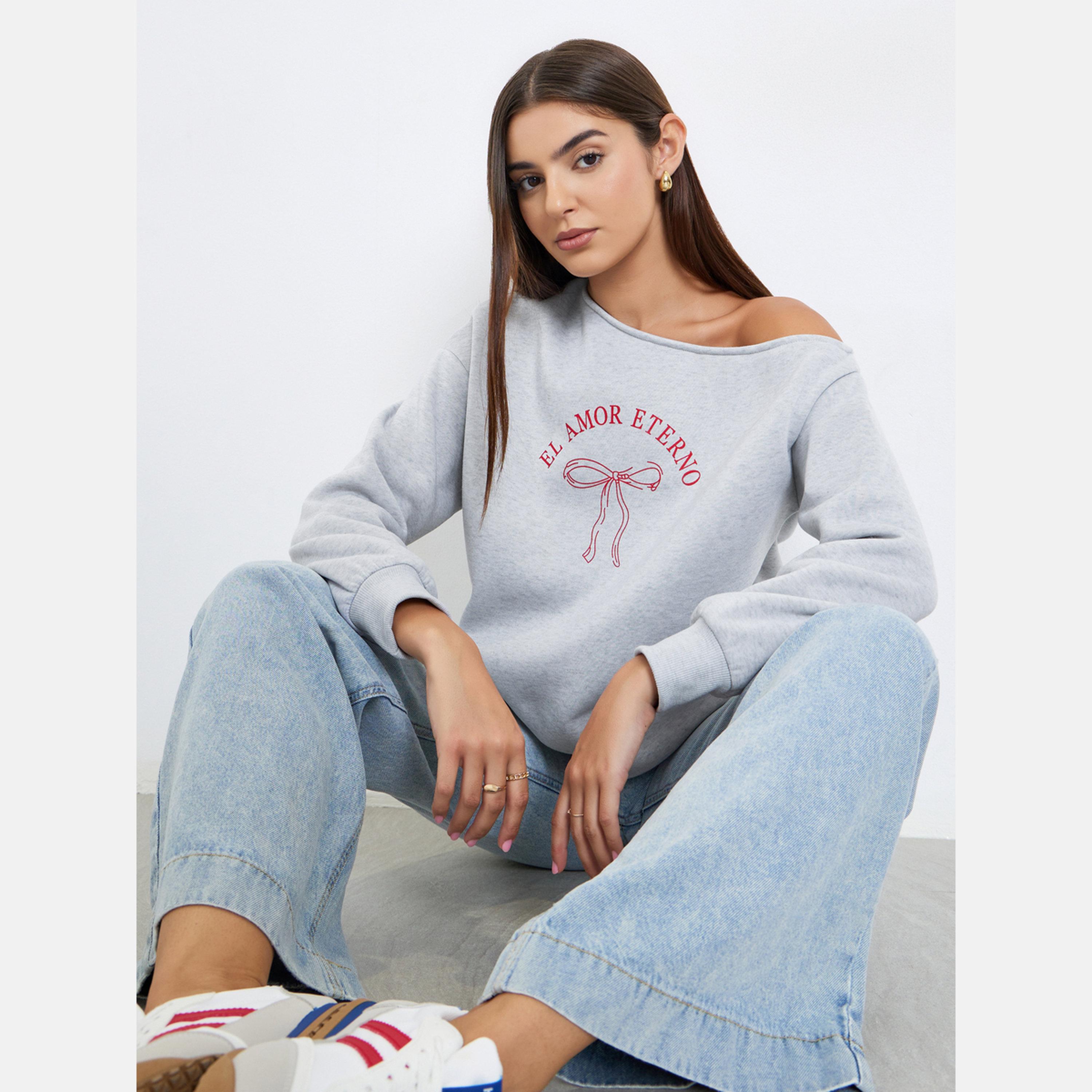 ستايلي - سويت شيرت نسائي بأكمام طويلة رقبة غير متماثلة مطبوع عليه شعار-women-clothing-hoodiesandsweatshirts-sweatshirts-image-3