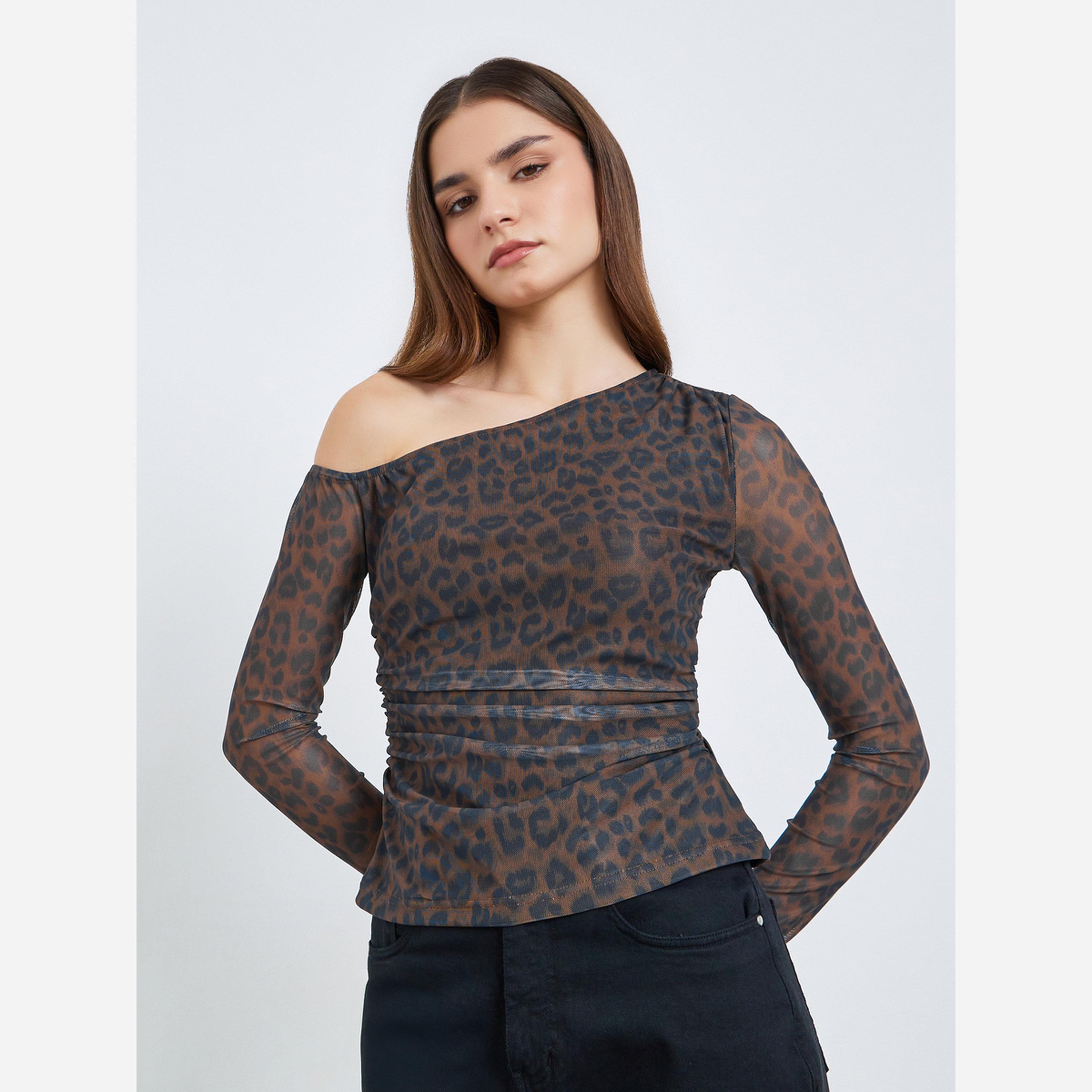 ستايلي - بلوزة للنساء ضيقة من التريكو طبعة جلد حيوان لون بني-women-clothing-shirtsandblouses-blouses-image-1
