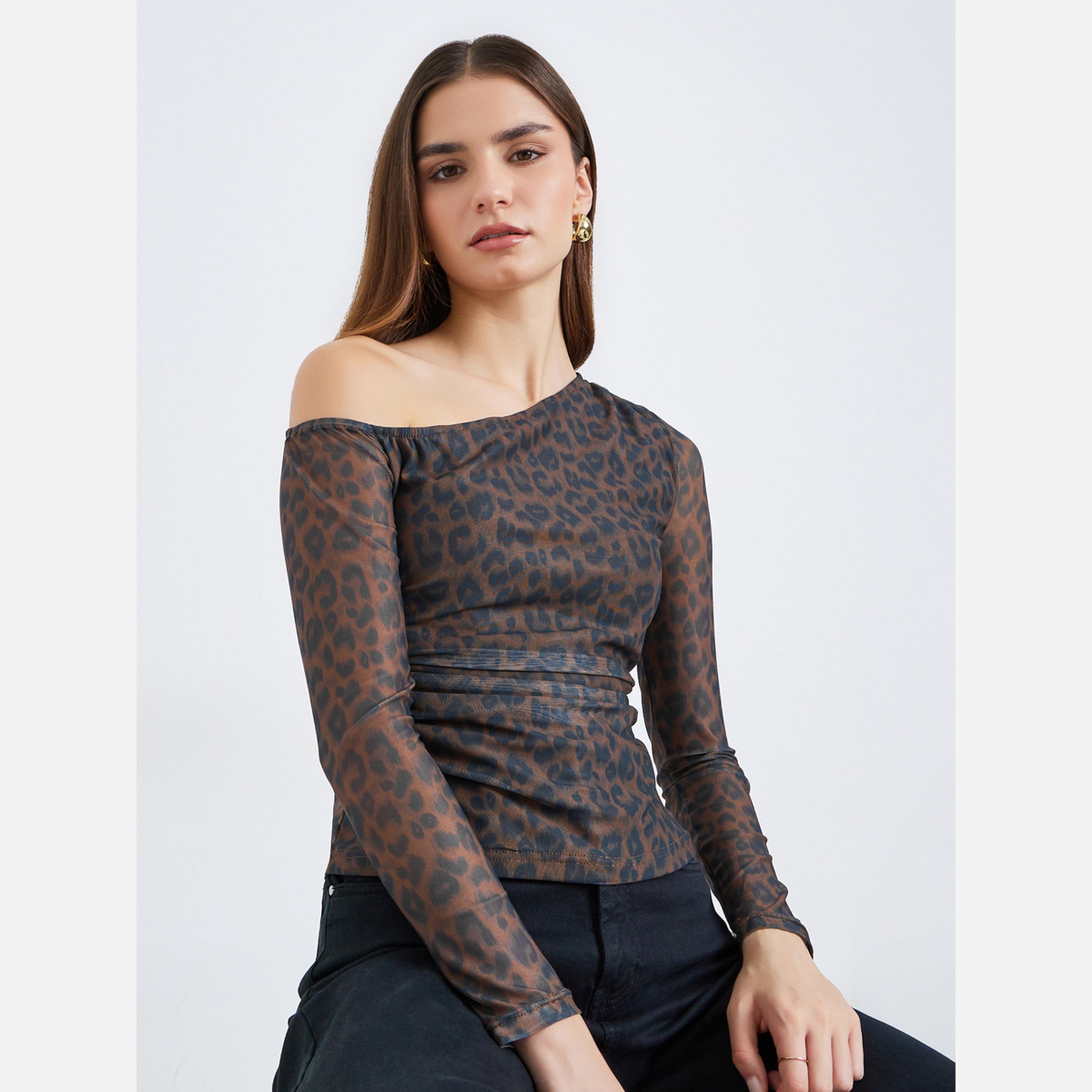 ستايلي - بلوزة للنساء ضيقة من التريكو طبعة جلد حيوان لون بني-women-clothing-shirtsandblouses-blouses-image-3