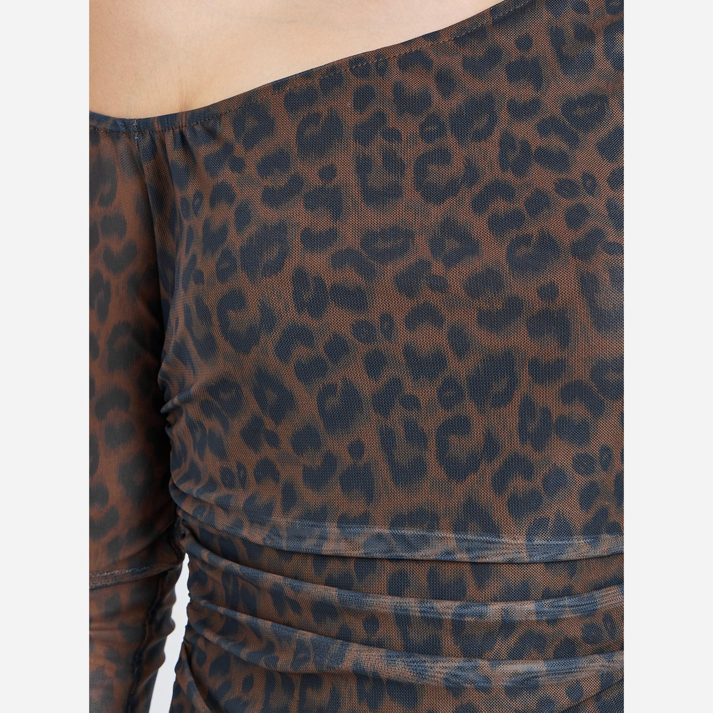 ستايلي - بلوزة للنساء ضيقة من التريكو طبعة جلد حيوان لون بني-women-clothing-shirtsandblouses-blouses-image-4