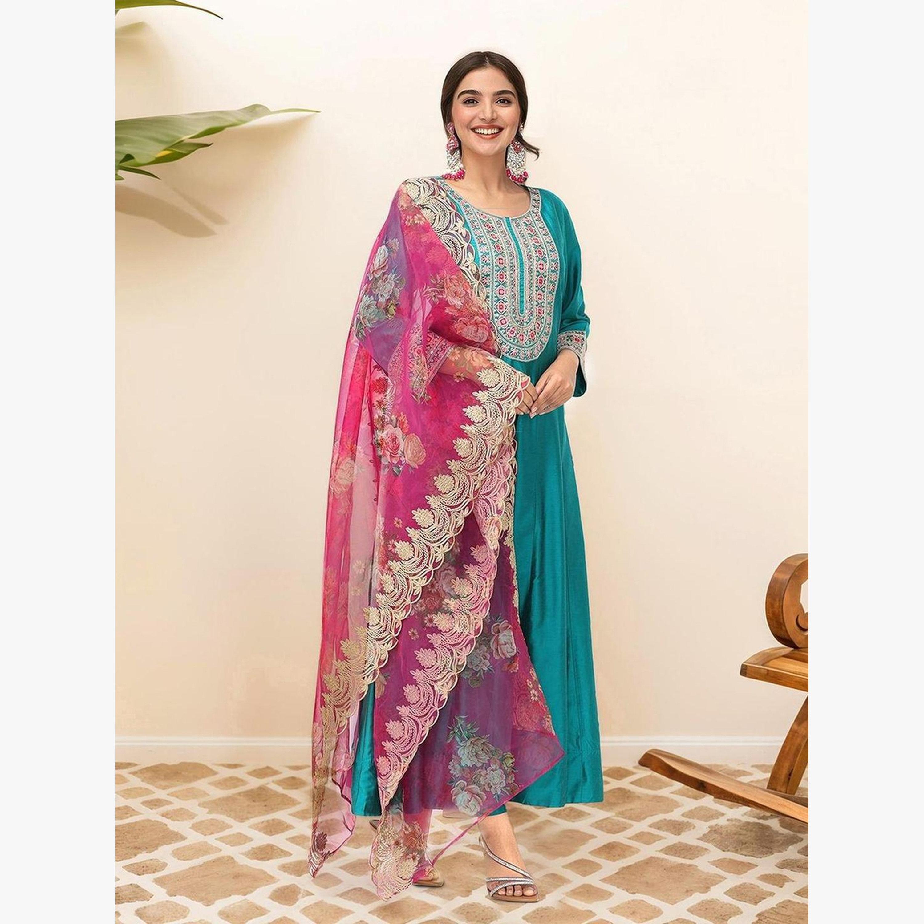 Ishin Women Green Embroidered Kurta with Pants and Dupatta Set-women-clothing-ethnicwear-kurtasets-image-3
