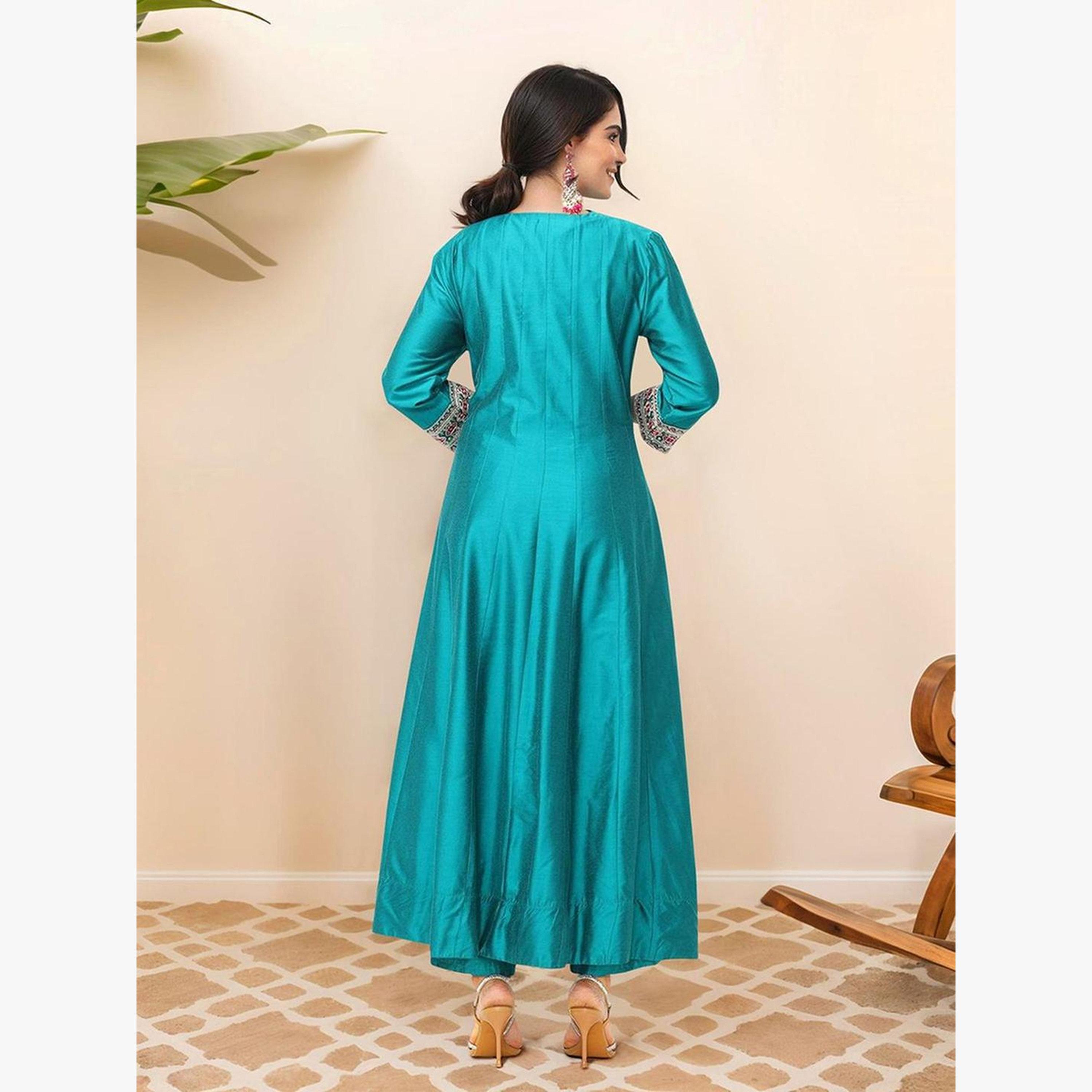 Ishin Women Green Embroidered Kurta with Pants and Dupatta Set-women-clothing-ethnicwear-kurtasets-image-4