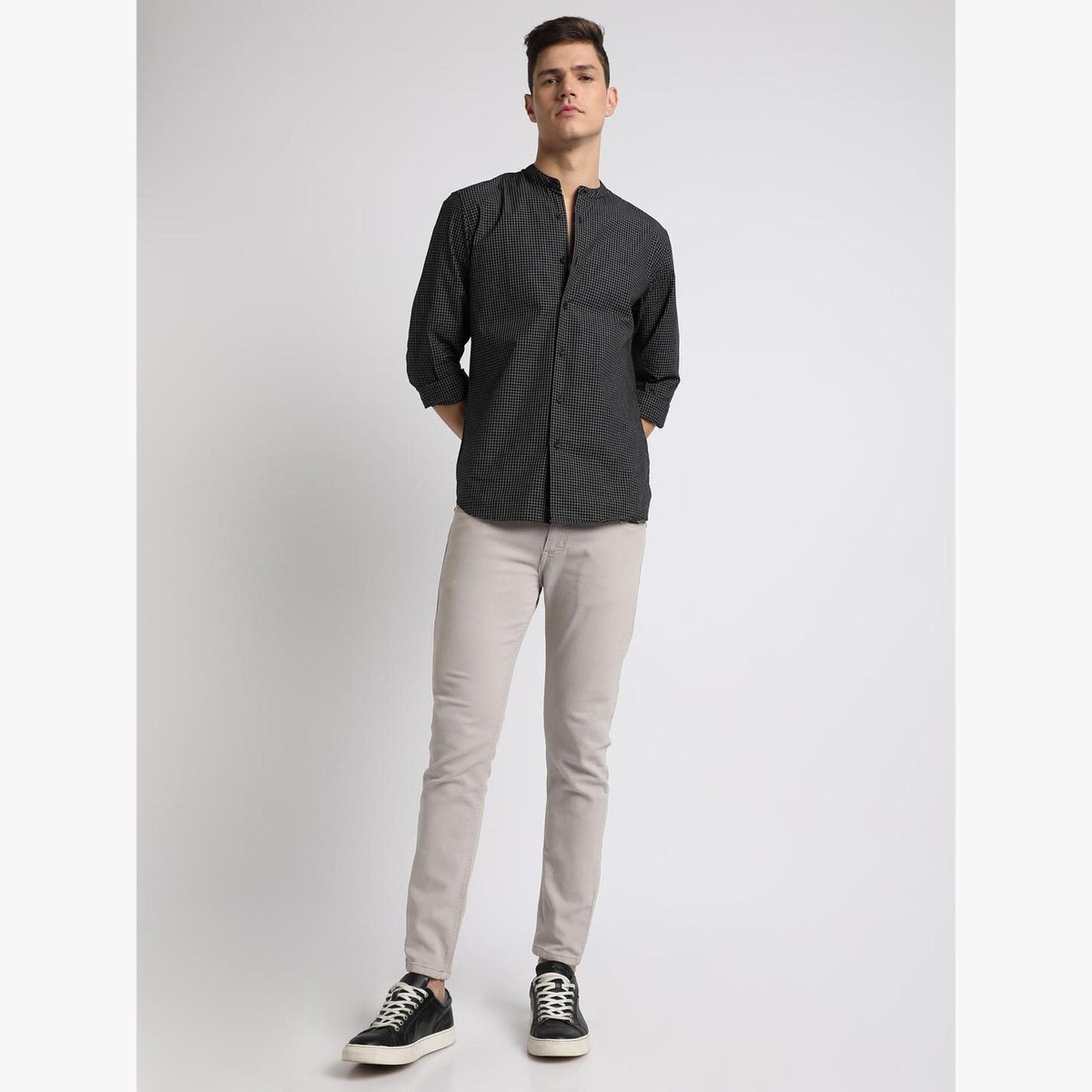 قميص قطن بقصة ضيقة وطبعة هندسية-men-clothing-shirts-image-2