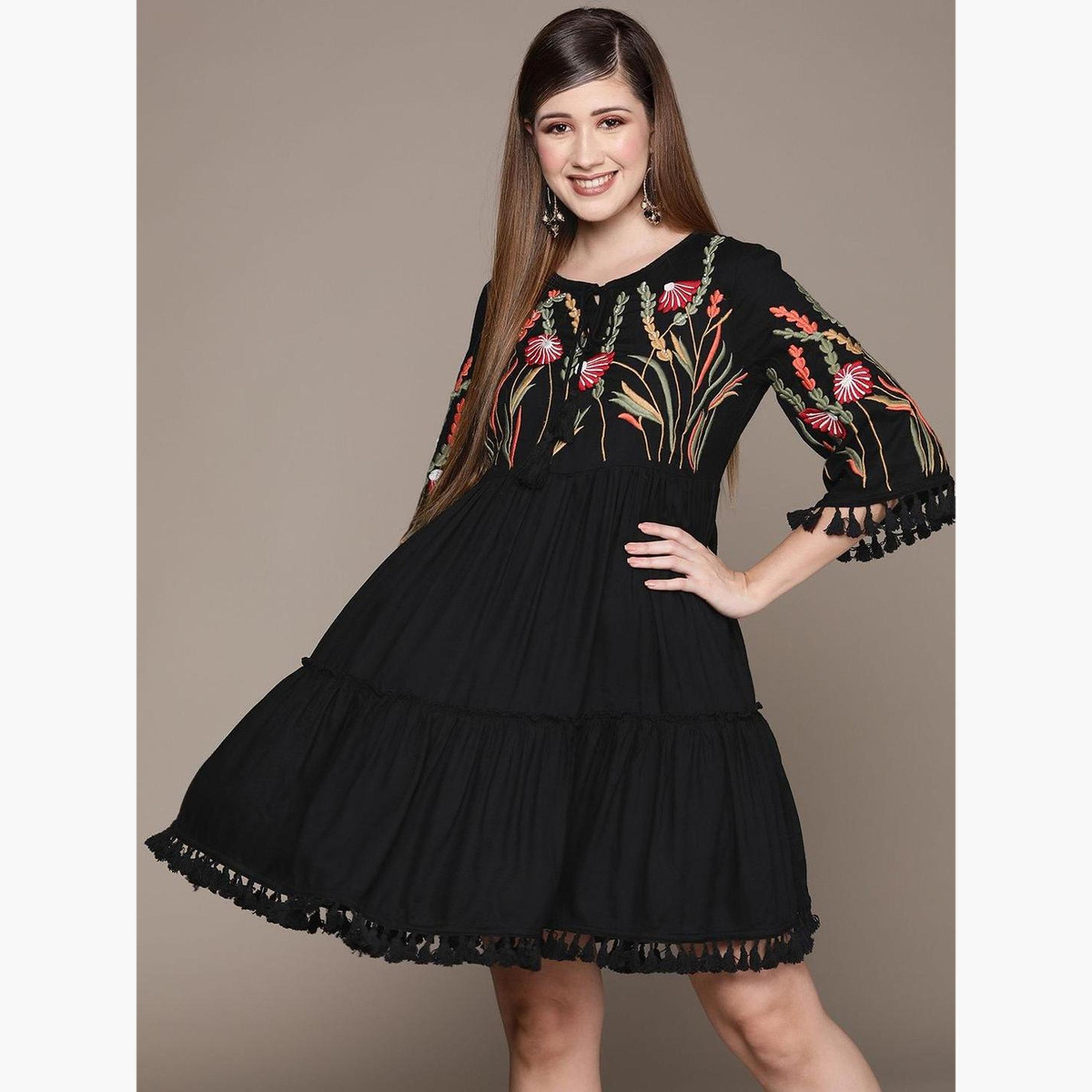 إيشين - فستان قصير مطرز بالزهور باللون الأسود-women-clothing-tshirts-image-4