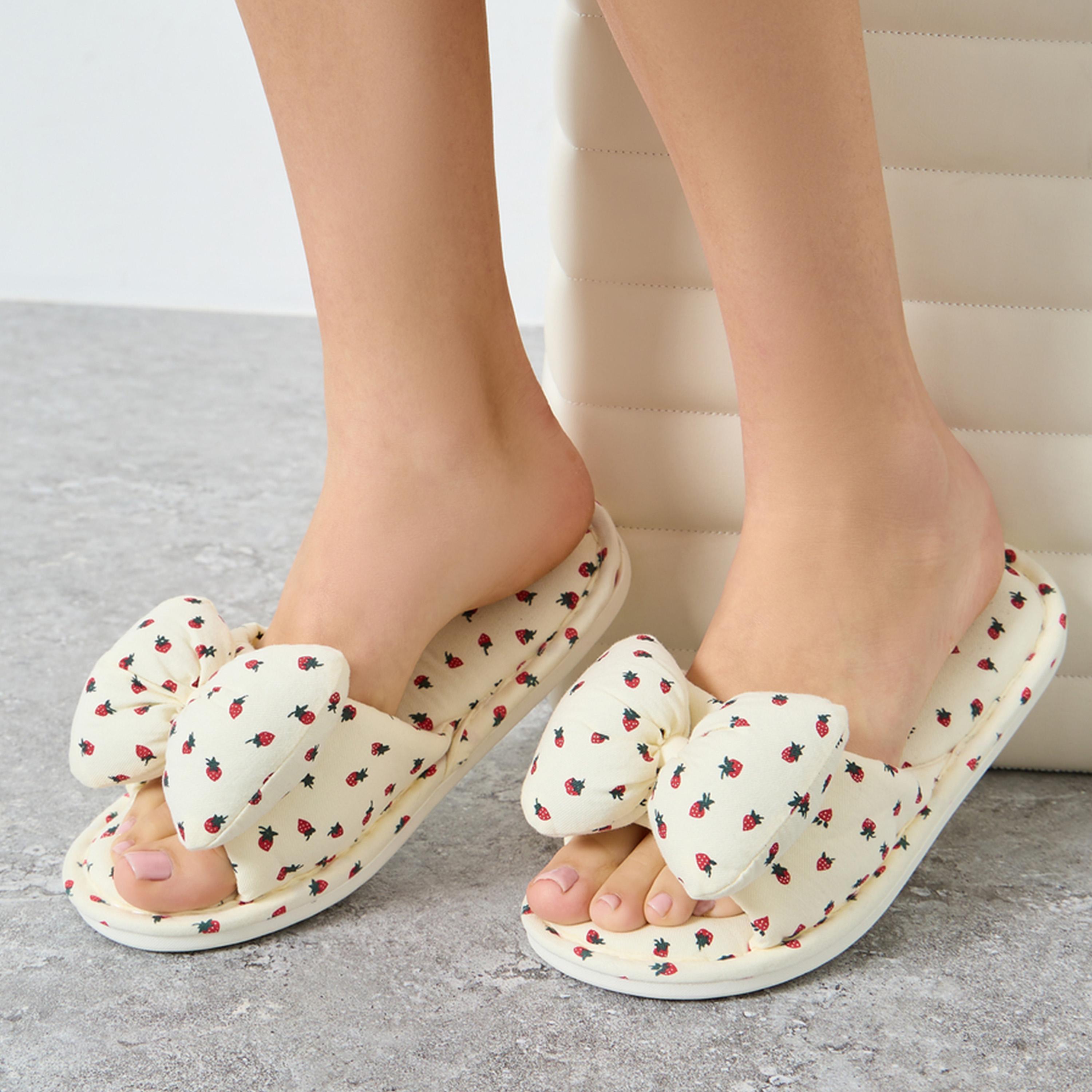 ستايلي - شبشب غرفة نوم نسائي بطبعة الفراولة مع فيونكة-women-shoes-bedroomslippers-image-2