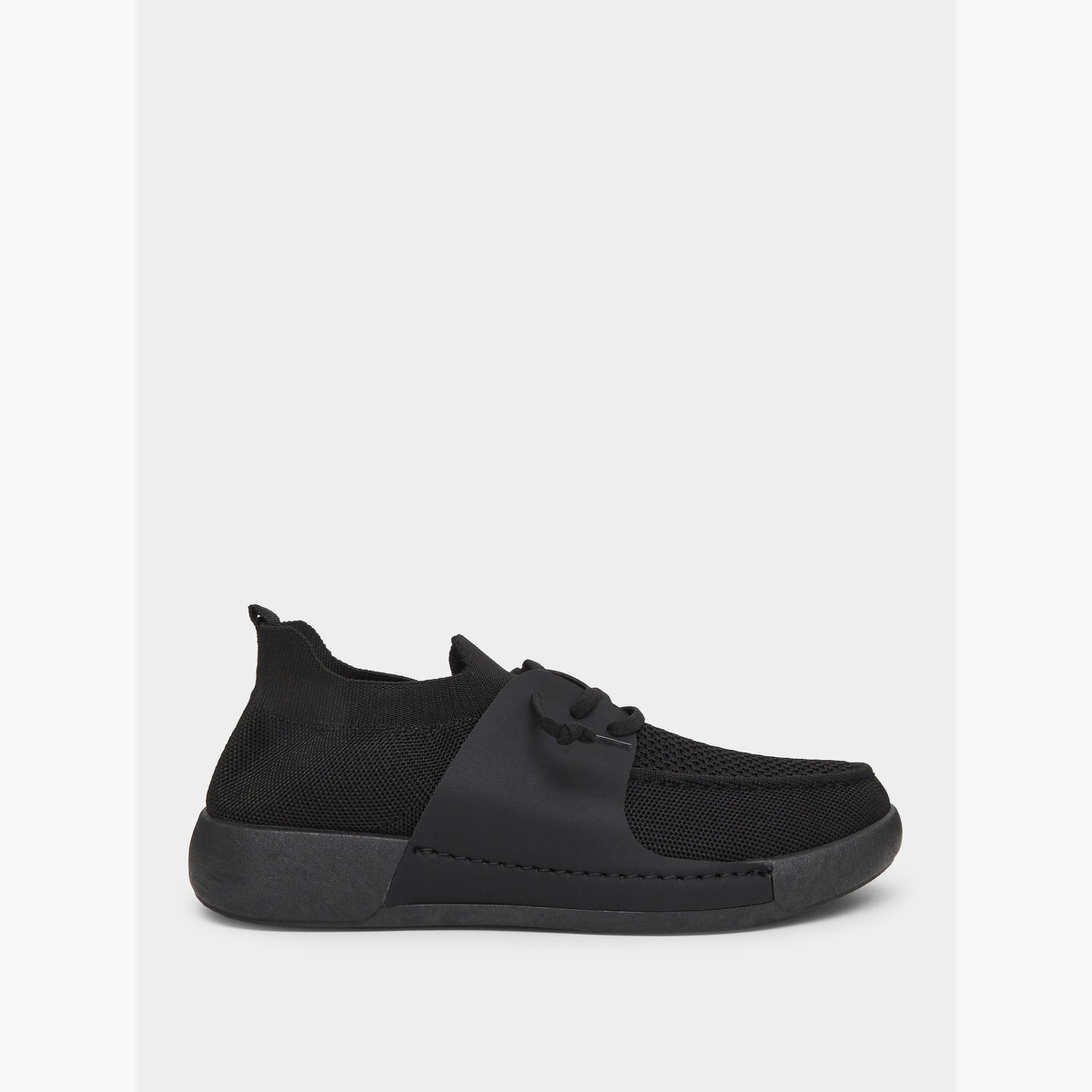 حذاء سنيكرز بتفاصيل شبكية ورباط غلق-men-shoes-sneakers-image-2