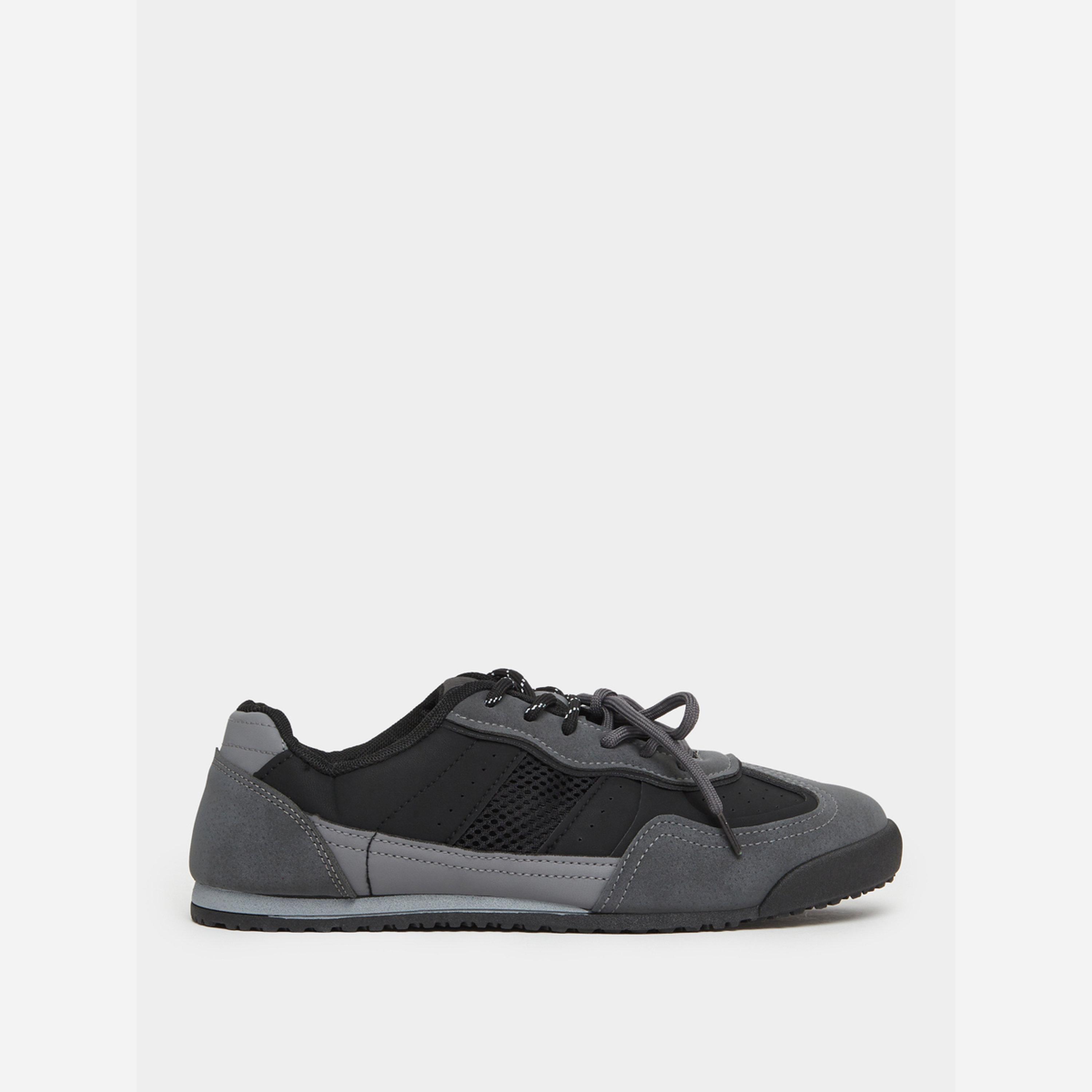 ستايلي - حذاء رياضي لون أسود جلد الغزال ذو تصميم كلاسيكي-men-shoes-sneakers-image-2