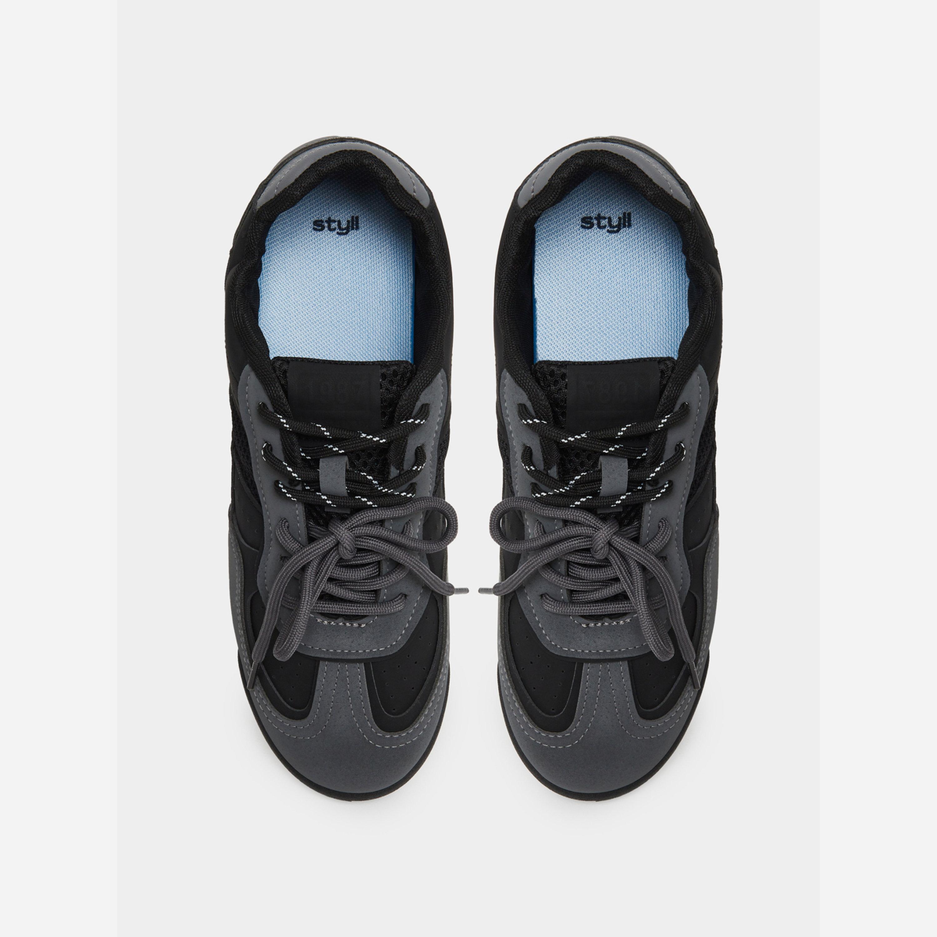 ستايلي - حذاء رياضي لون أسود جلد الغزال ذو تصميم كلاسيكي-men-shoes-sneakers-image-3