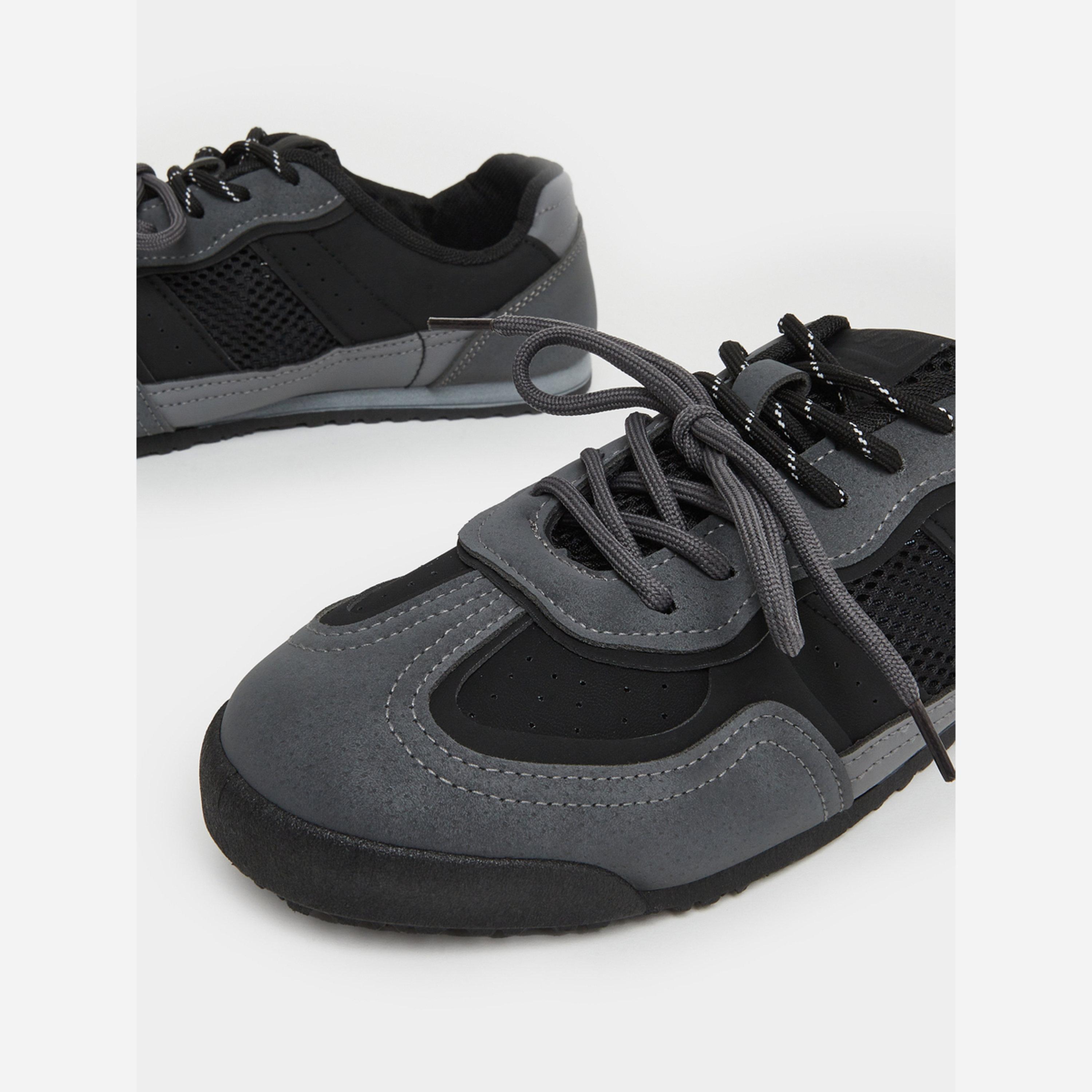 ستايلي - حذاء رياضي لون أسود جلد الغزال ذو تصميم كلاسيكي-men-shoes-sneakers-image-4