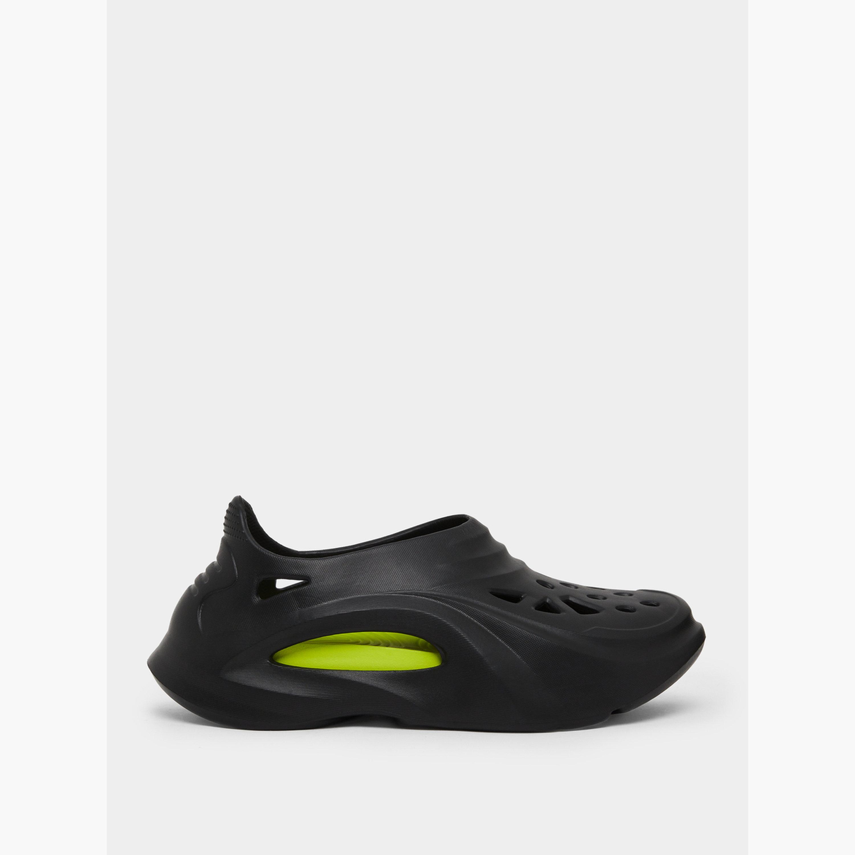 شبشب كلوغز سادة سهل الارتداء بتفاصيل مفتوحة-men-shoes-sandals-image-2