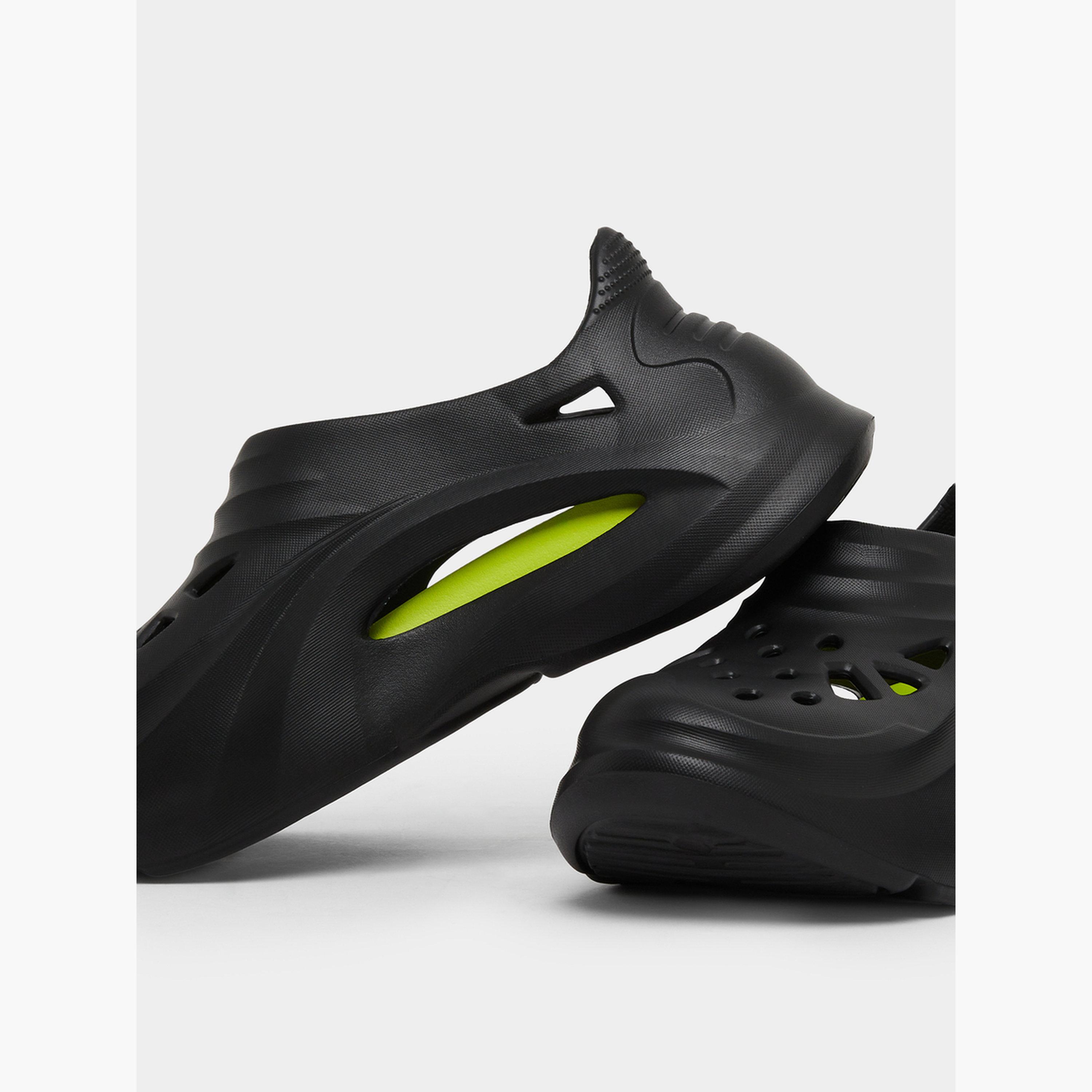 شبشب كلوغز سادة سهل الارتداء بتفاصيل مفتوحة-men-shoes-sandals-image-4