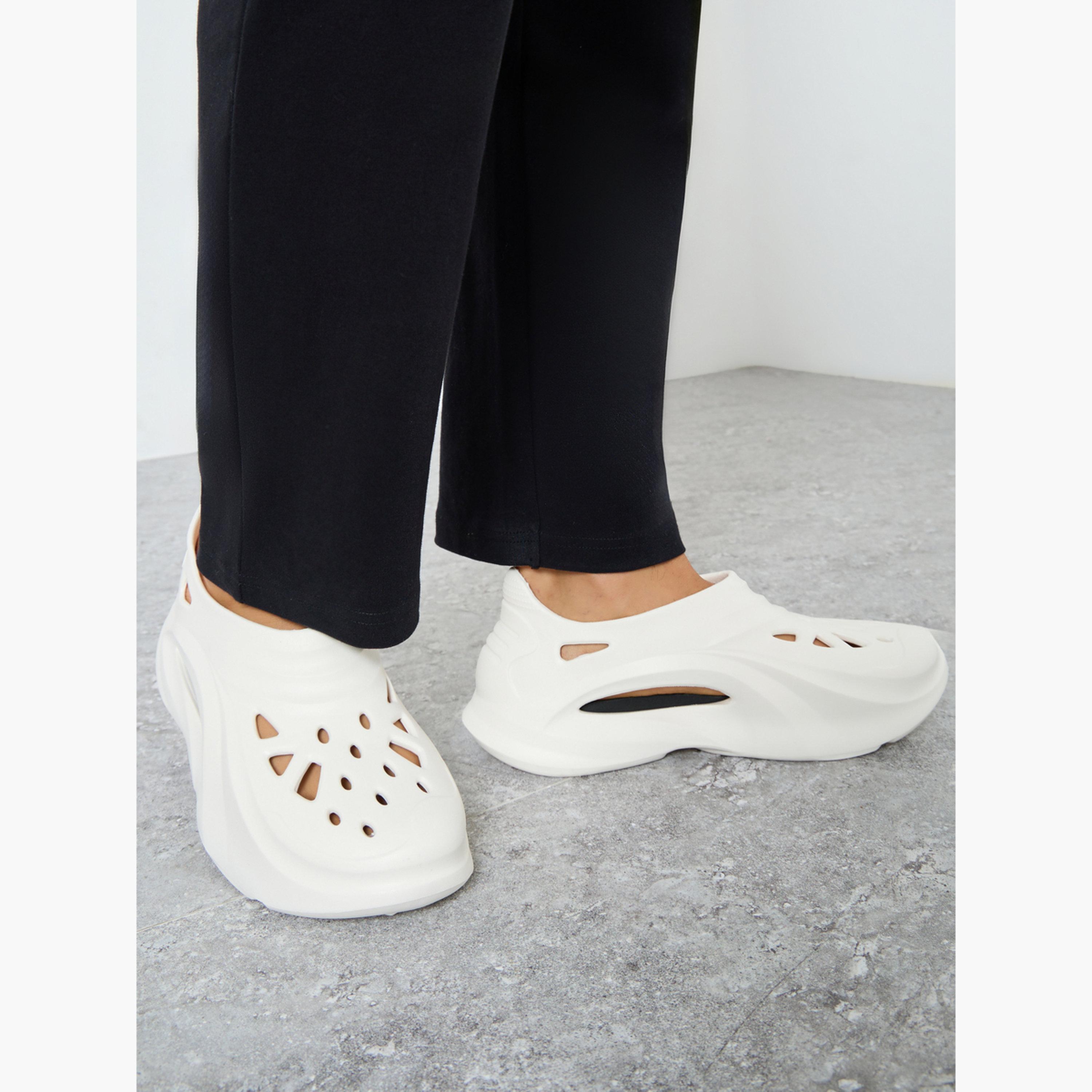 شبشب كلوغز سادة سهل الارتداء بتفاصيل مفتوحة-men-shoes-sandals-image-3