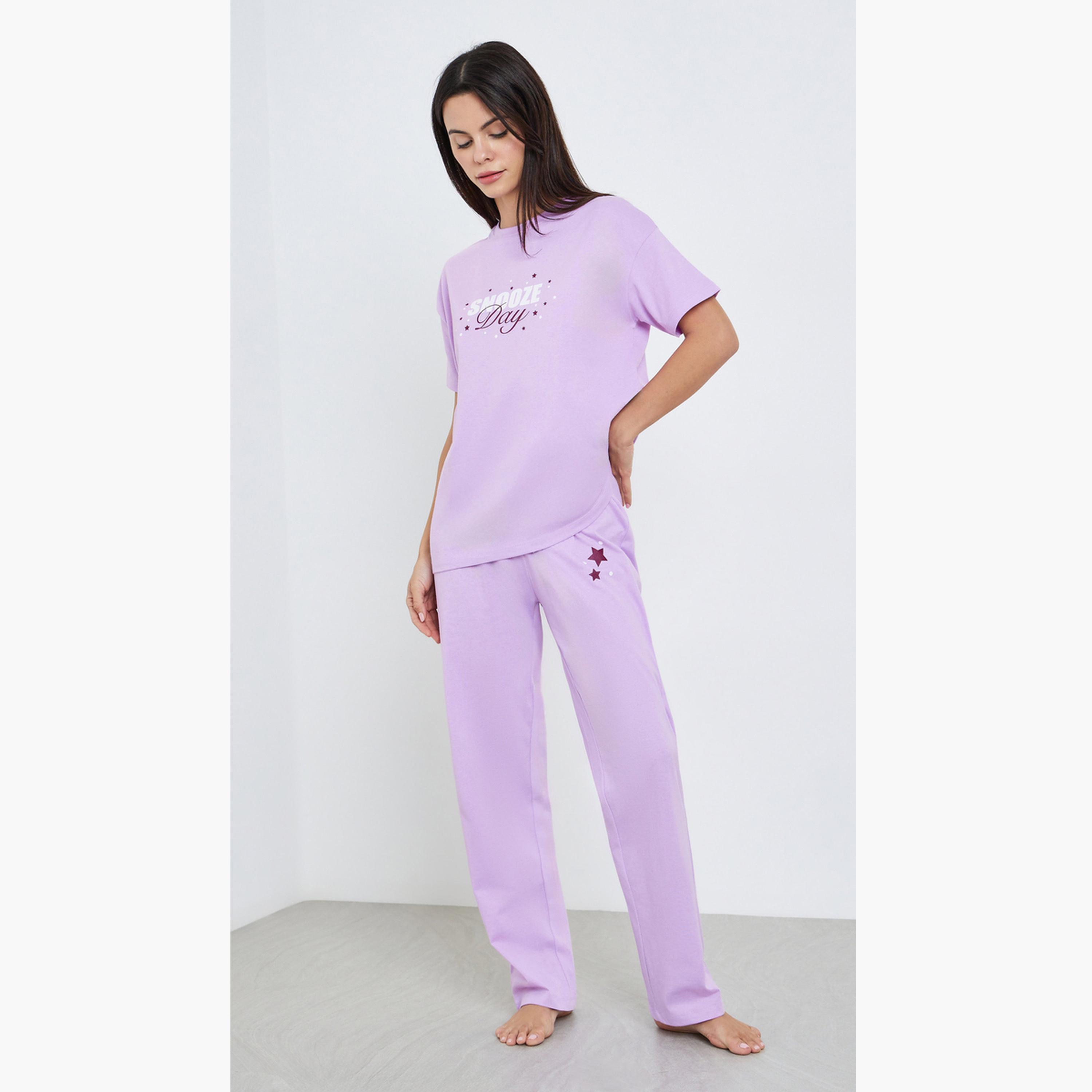 طقم بيجاما من بنطال وتيشيرت بطبعة جرافيك-women-clothing-nightwear-pyjamas-longsets-image-1