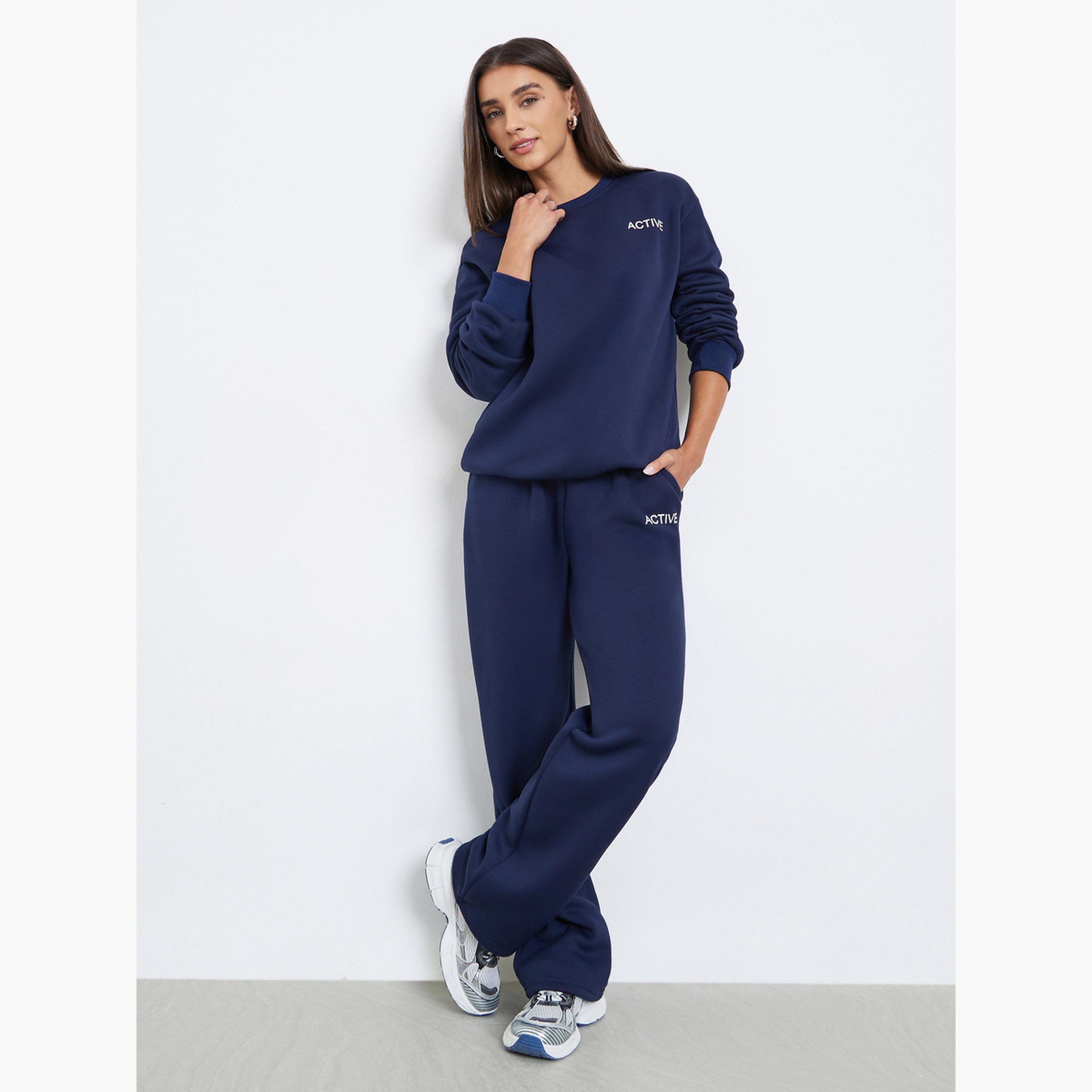 ستايلي - قميص رياضي بطبعة شعار وبنطال رياضي واسع الساق-women-clothing-coordsets-image-1