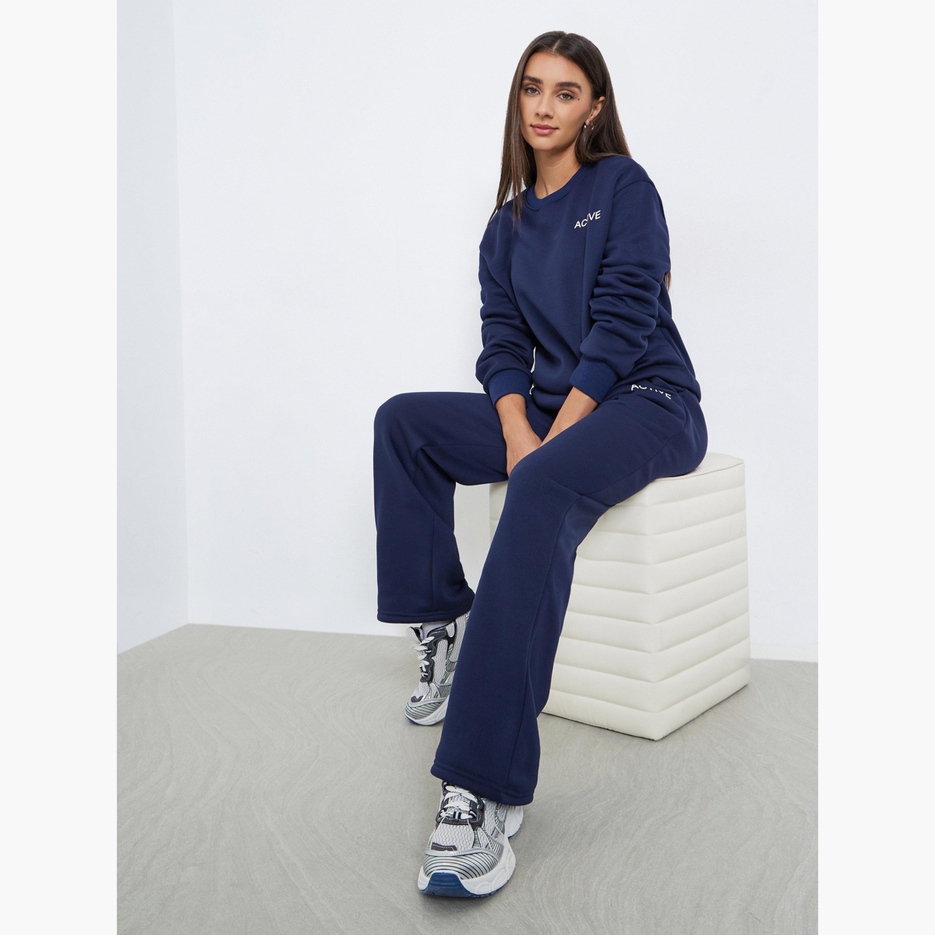 ستايلي - قميص رياضي بطبعة شعار وبنطال رياضي واسع الساق-women-clothing-coordsets-image-3